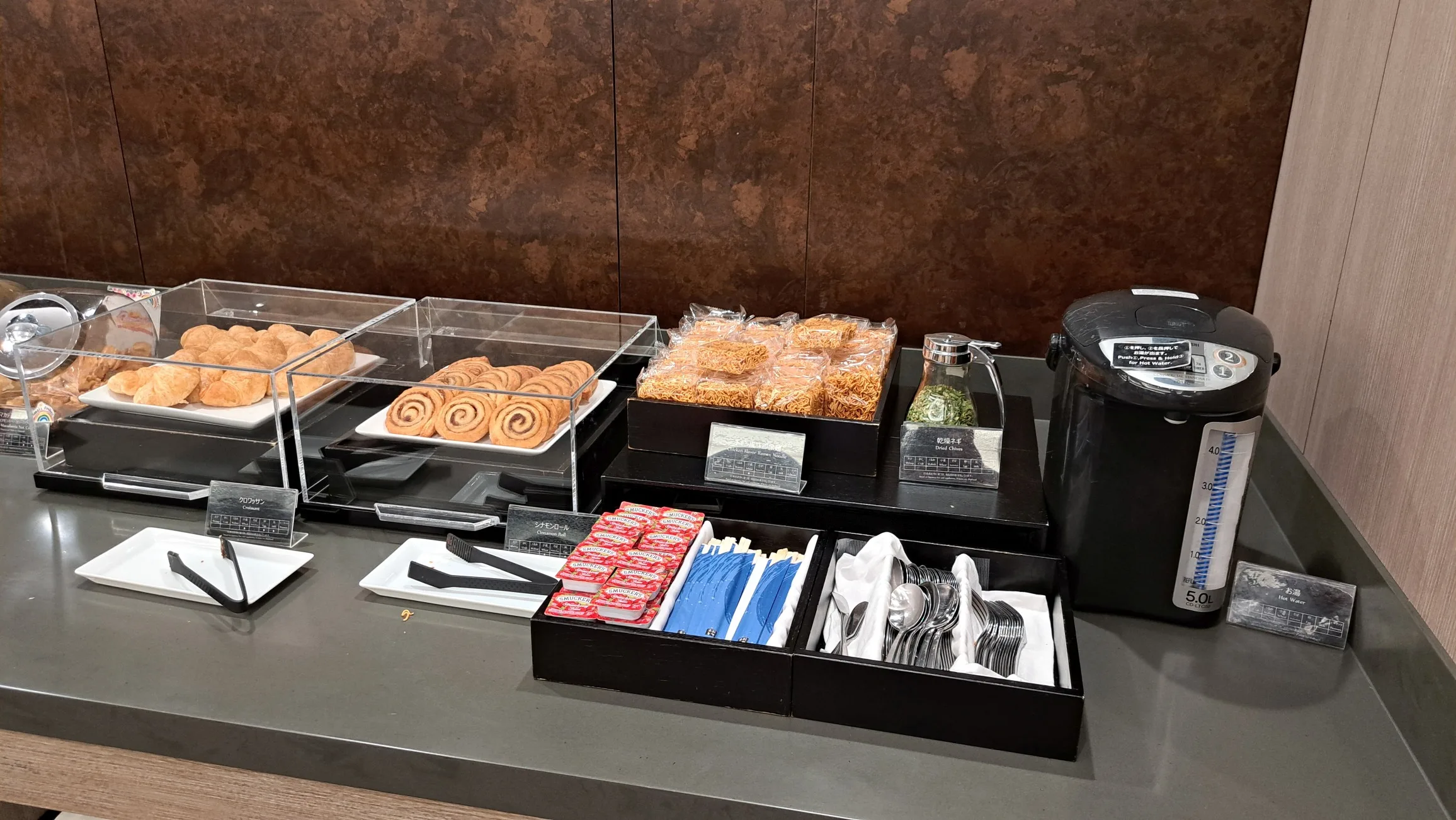 Buffet mit Keksen, Croissants und Kaffeeautomat im Loungebereich