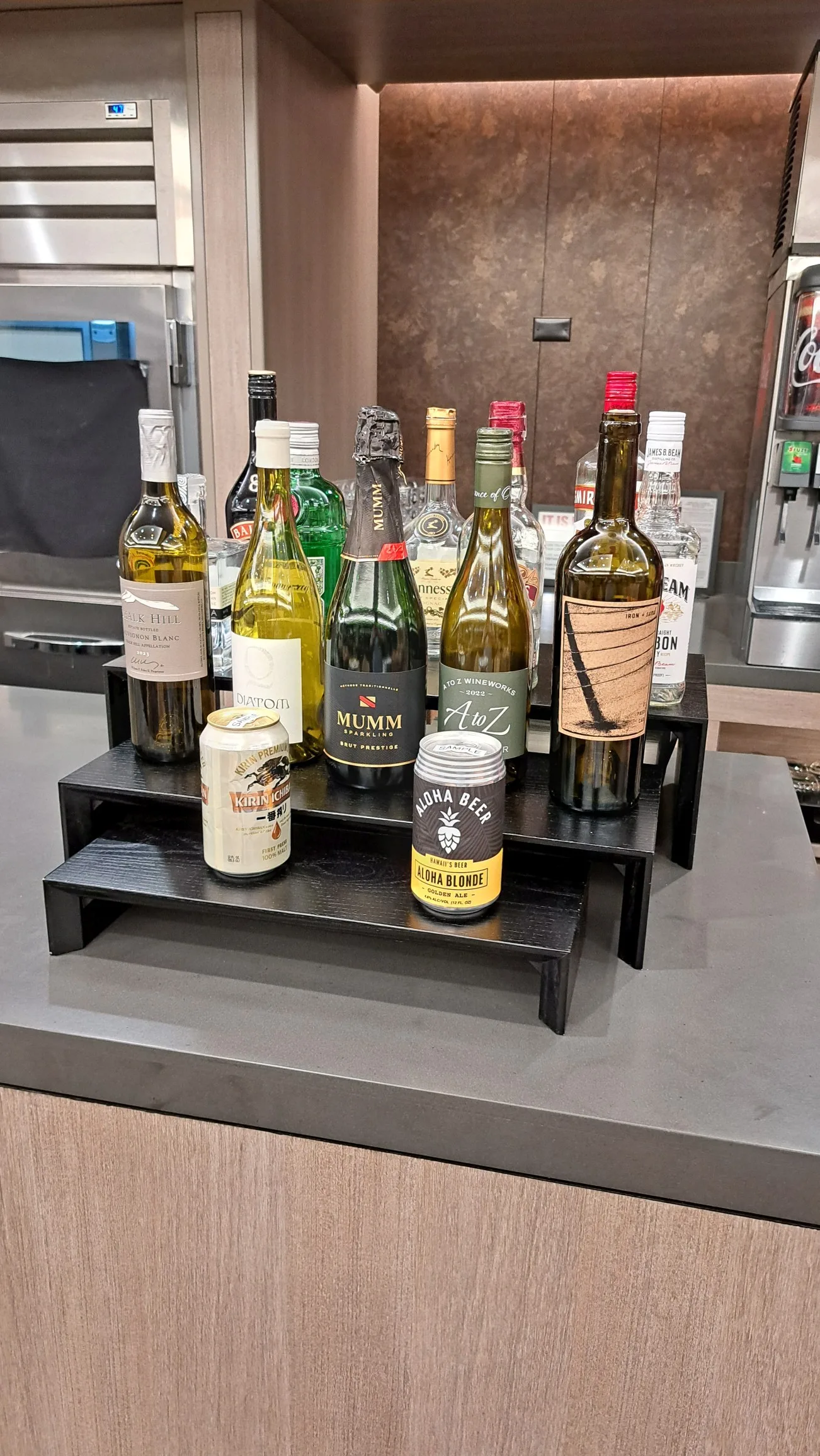Lounge mit verschiedenen Getränken auf einem Holzregal