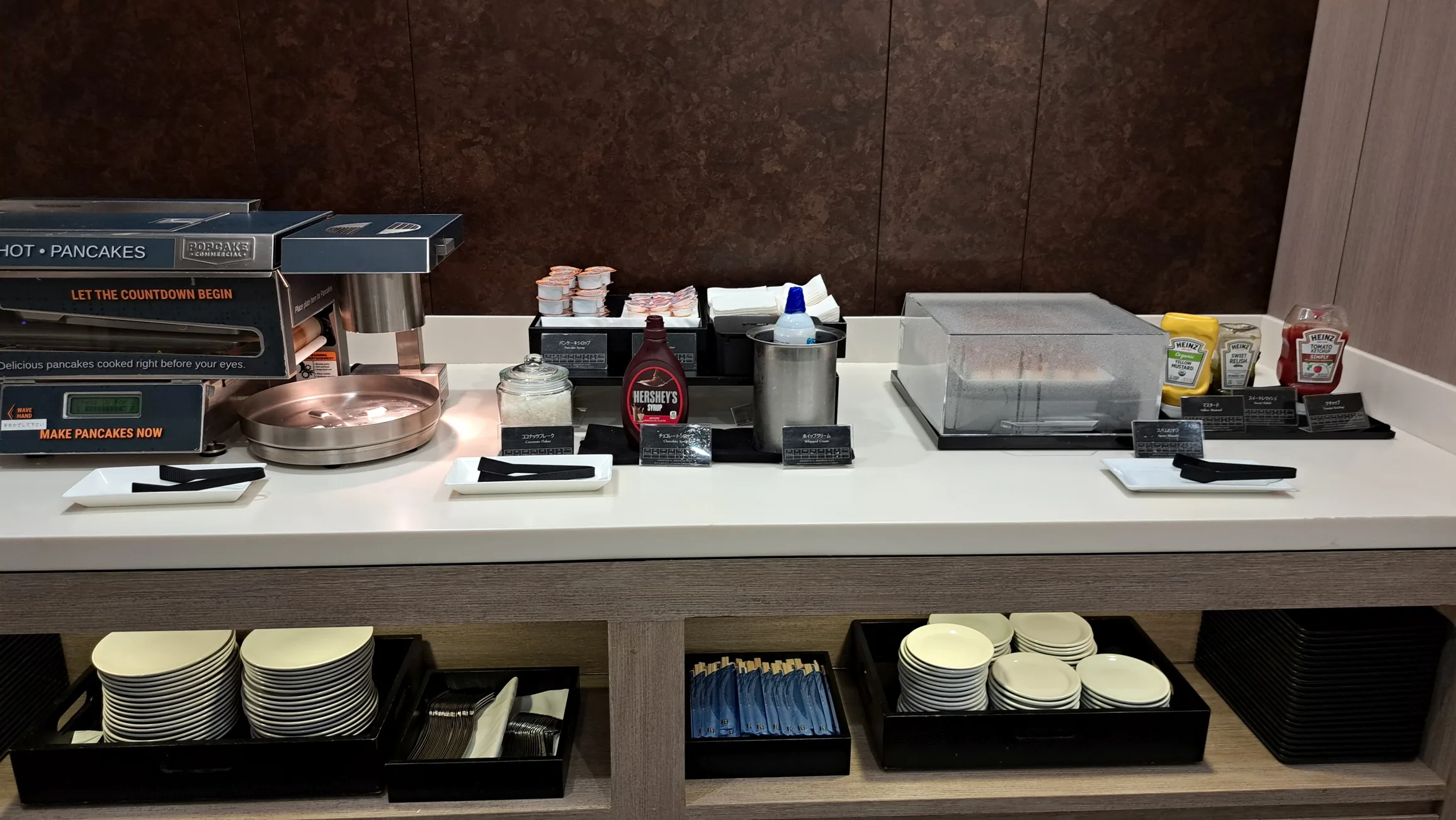 Pancake-Buffet im Loungebereich mit Pfannen und Süßigkeiten