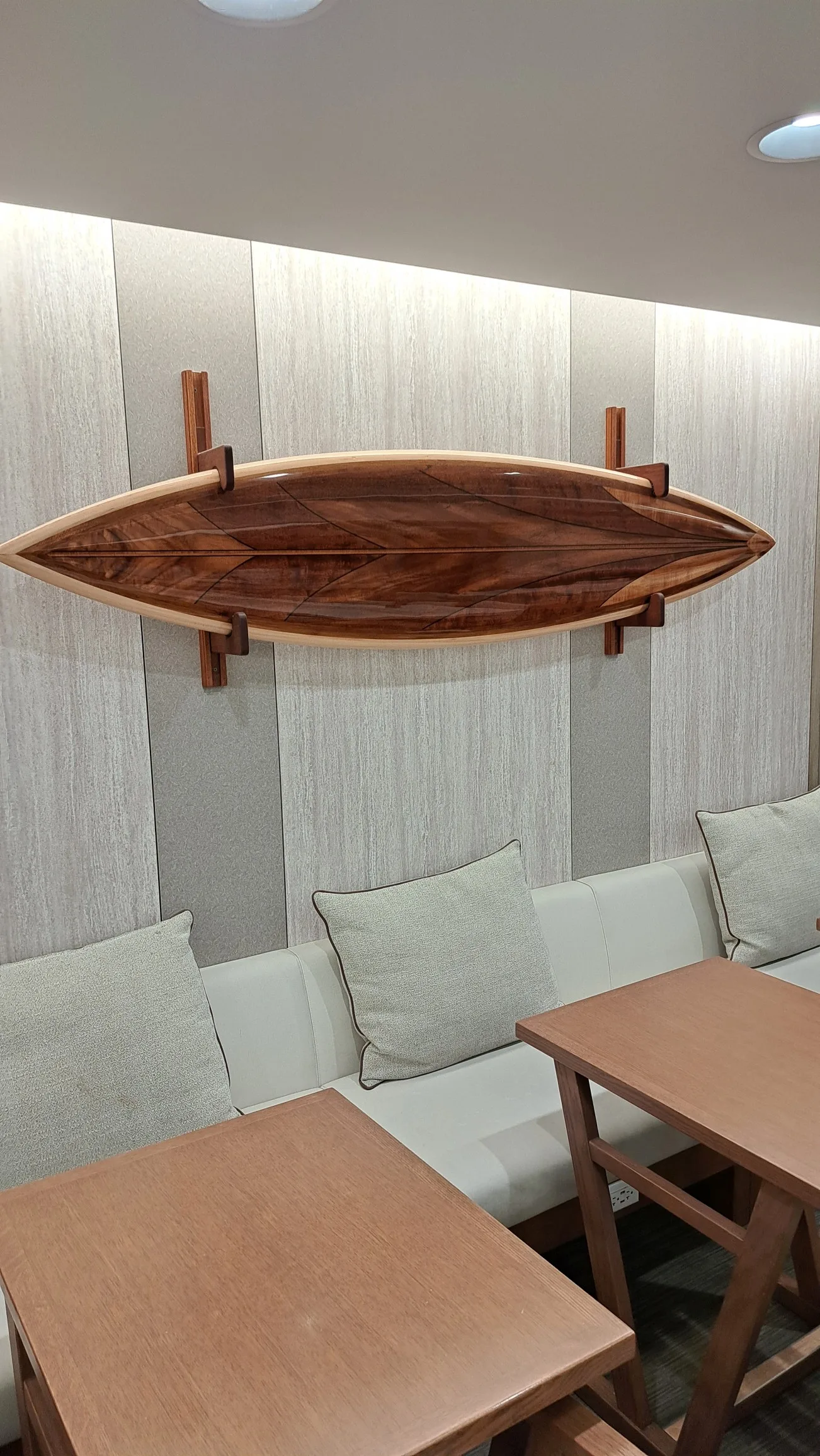 Surfboard als Wanddekoration im Loungebereich