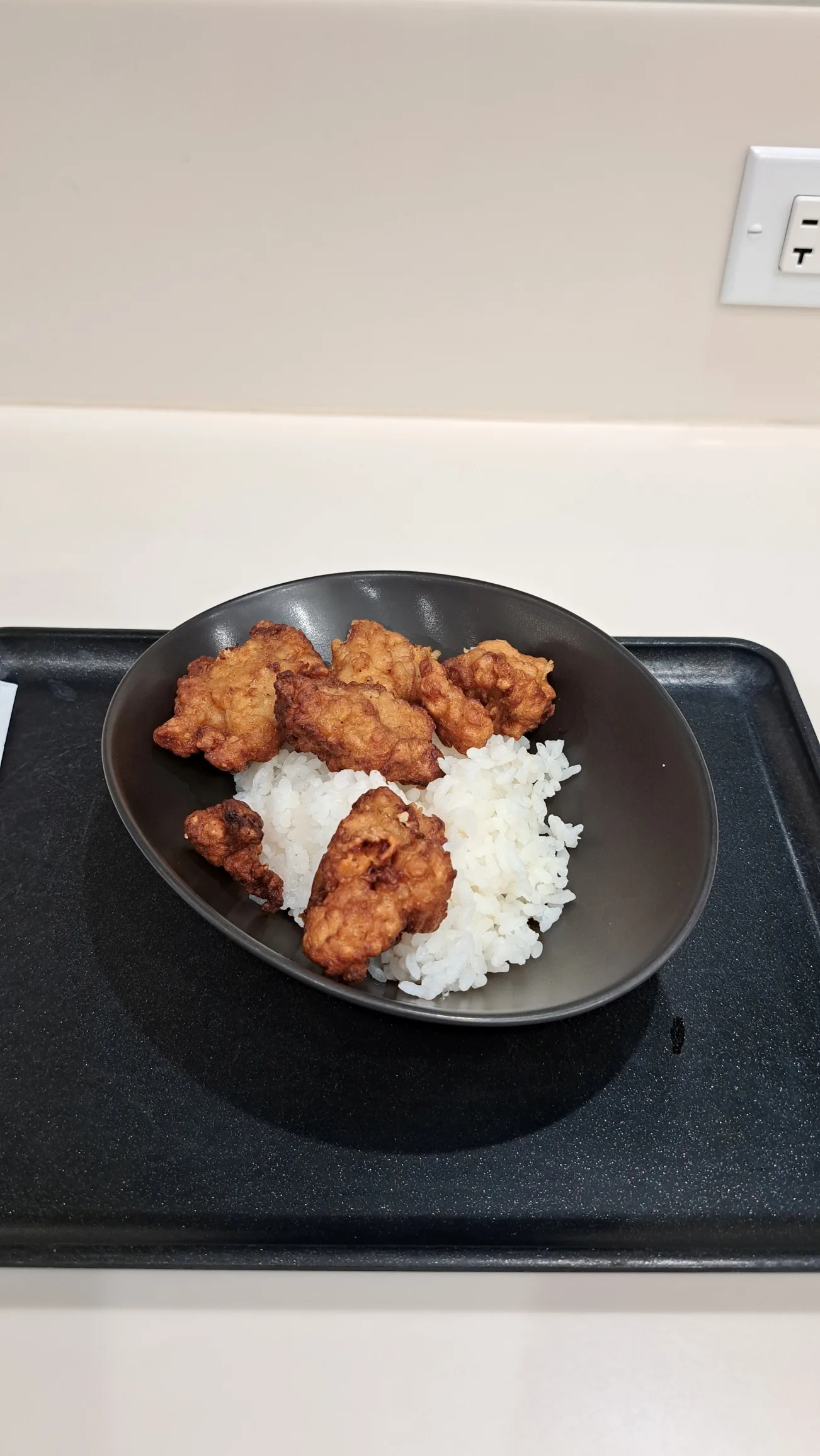 Reis mit gebratenem Hühnchen auf einem Teller