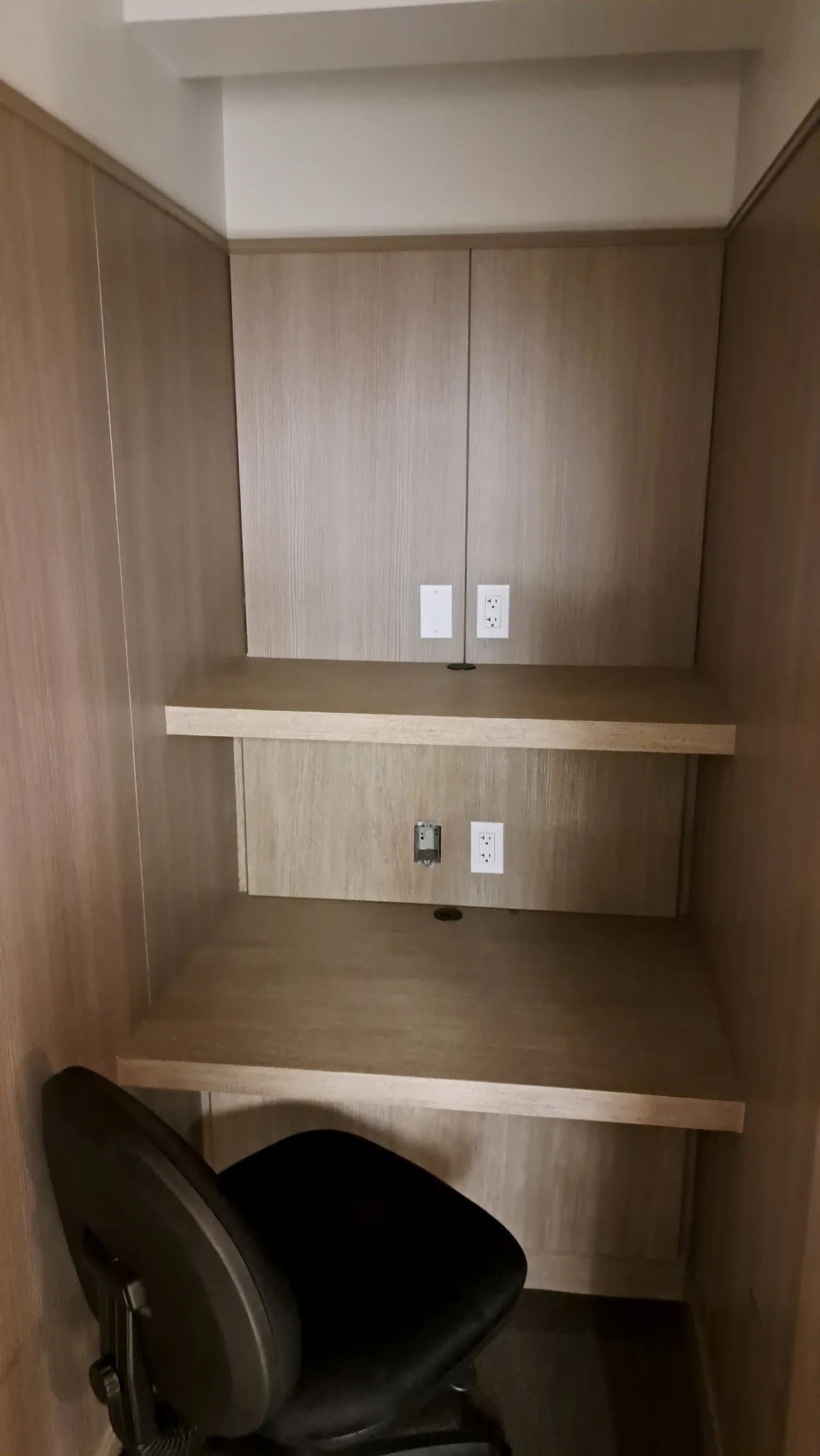 Arbeitsplatz im Flughafenlounge mit Holzschrank und Steckdosen