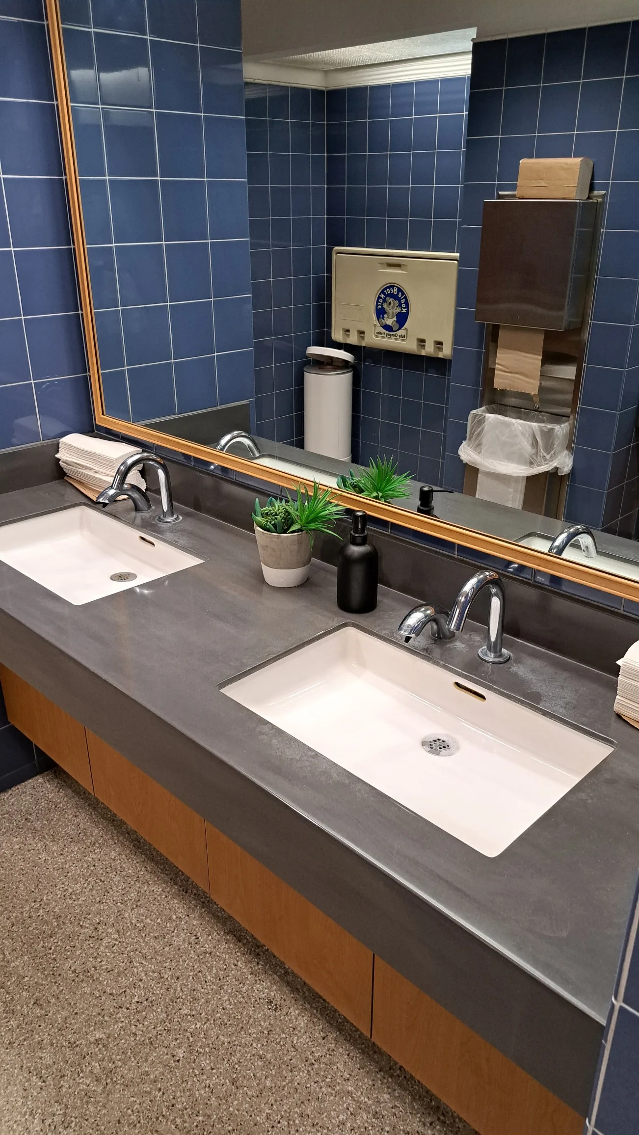 Doppelspüle mit Spiegeln und Pflanze im Flughafenlounge