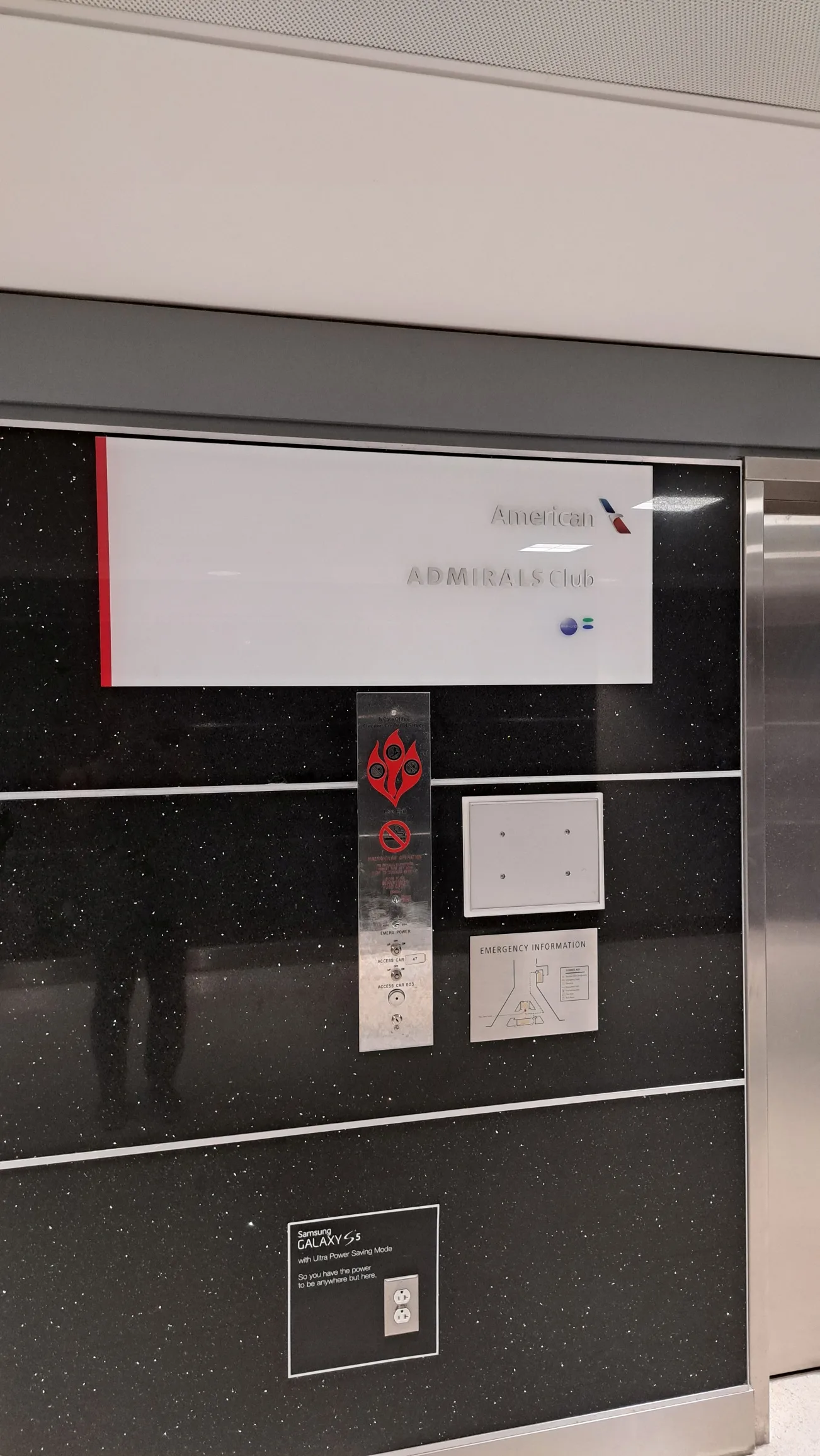 Tür zum Admirals Club mit Hinweisschilden