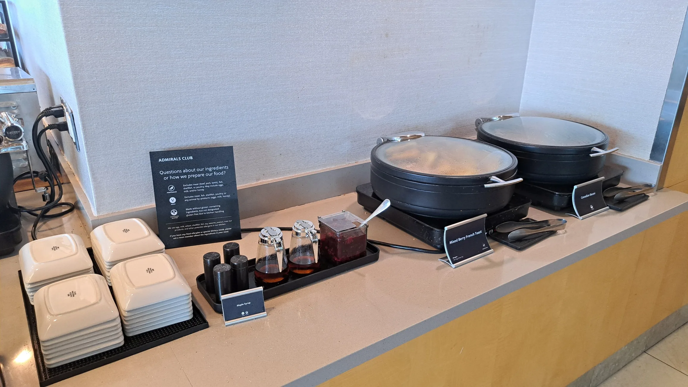 Admirals Club Lounge mit Pfannkuchenstation und Zutaten