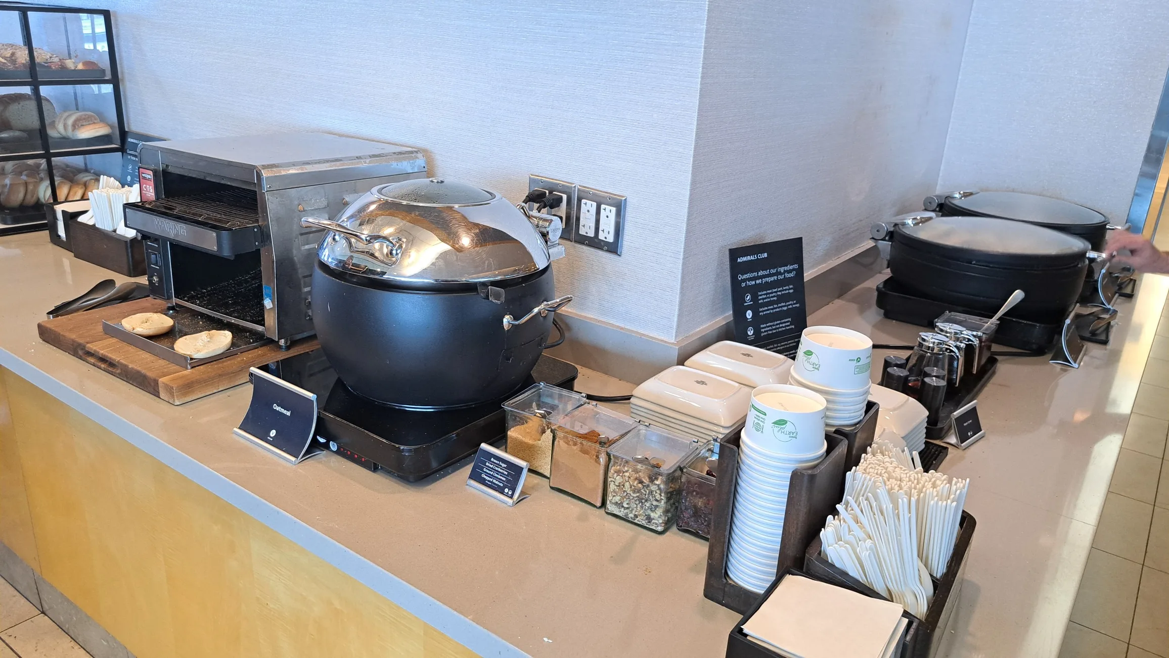 Buffet mit Käse und Gewürzen auf einem Tisch in einer Lounge