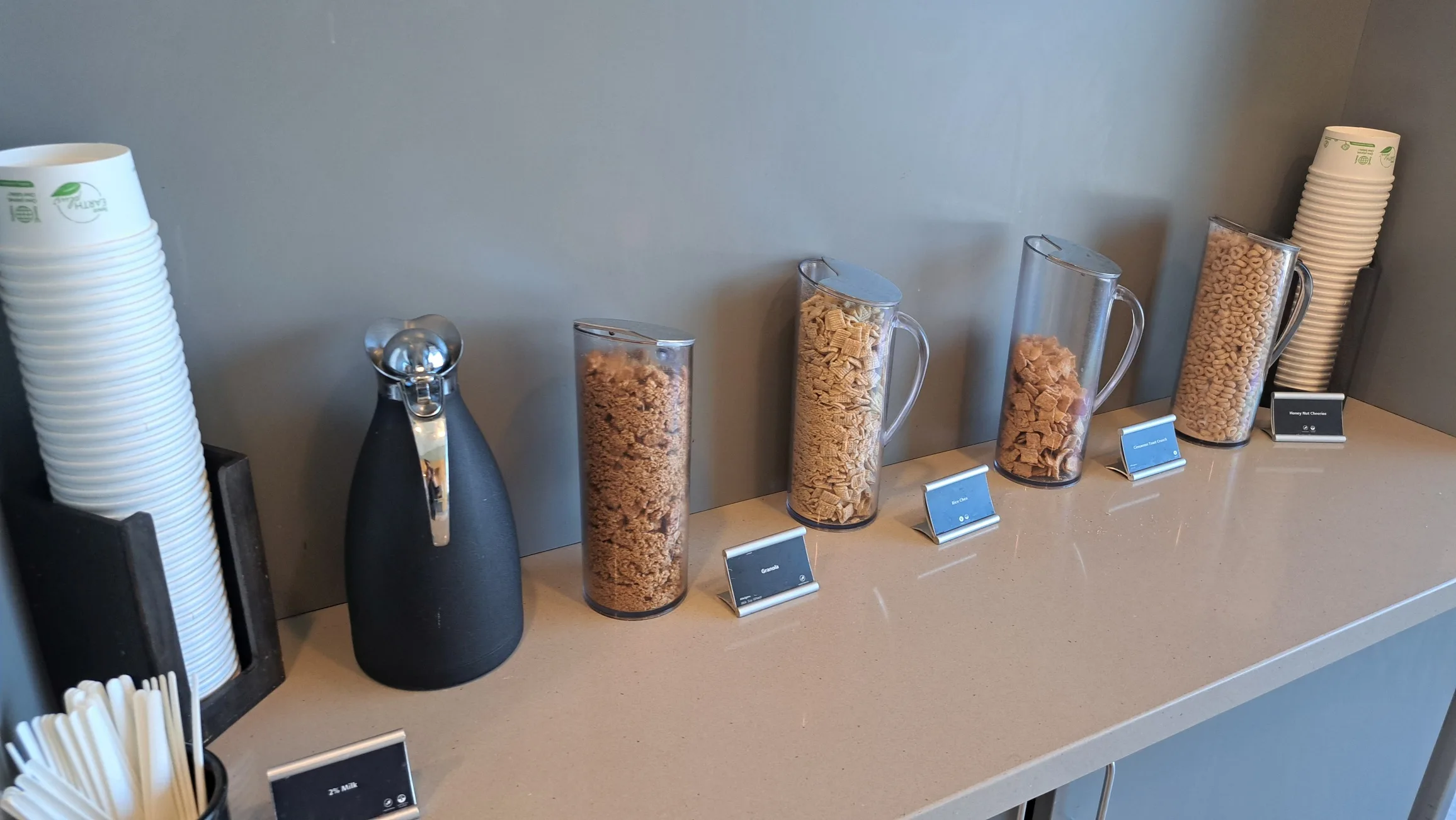 Frühstückslounge mit Getränkeflaschen und Müsli-Bechern