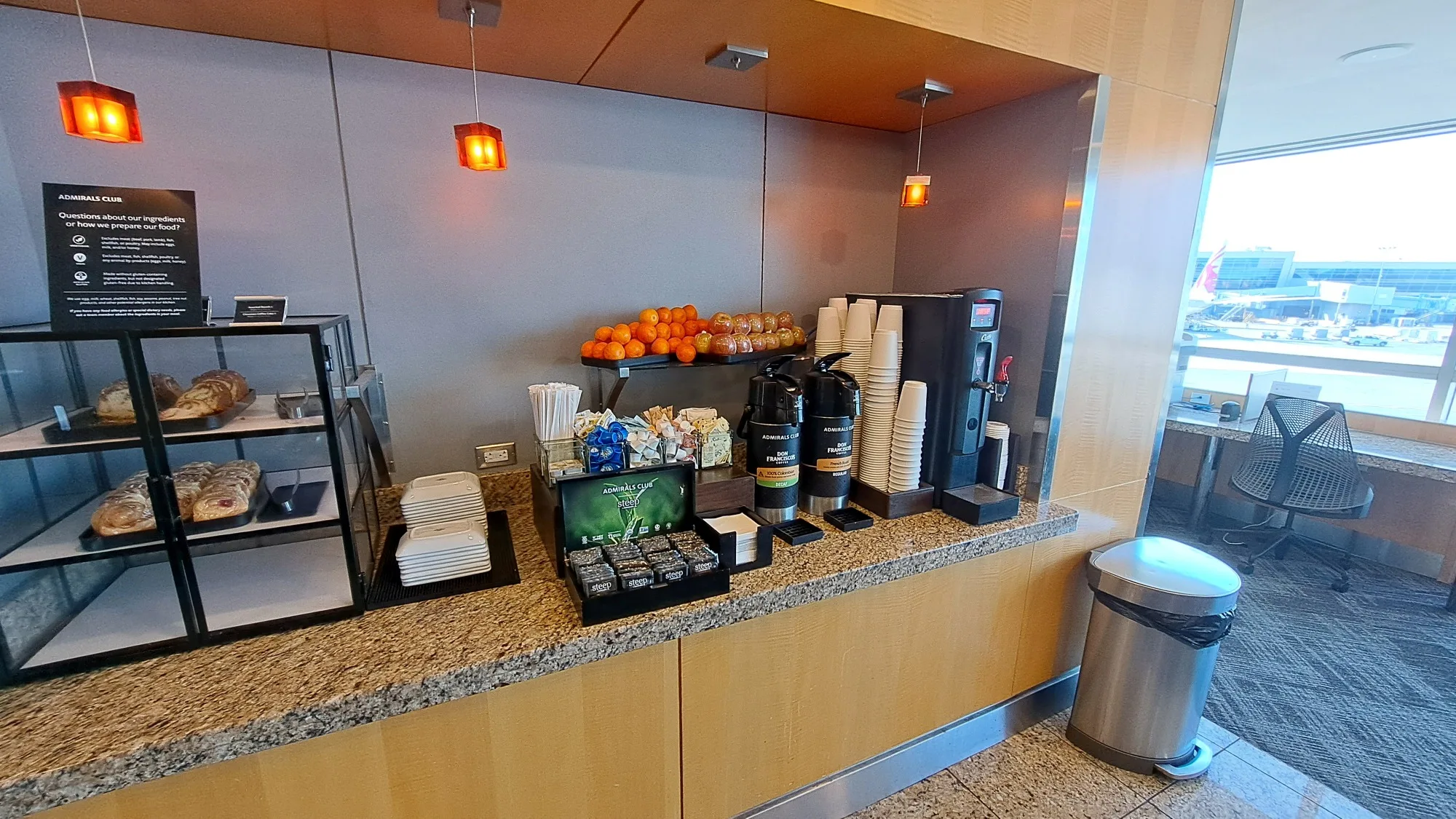 Lounge mit Kaffeeautomat, Orangen und Backwaren