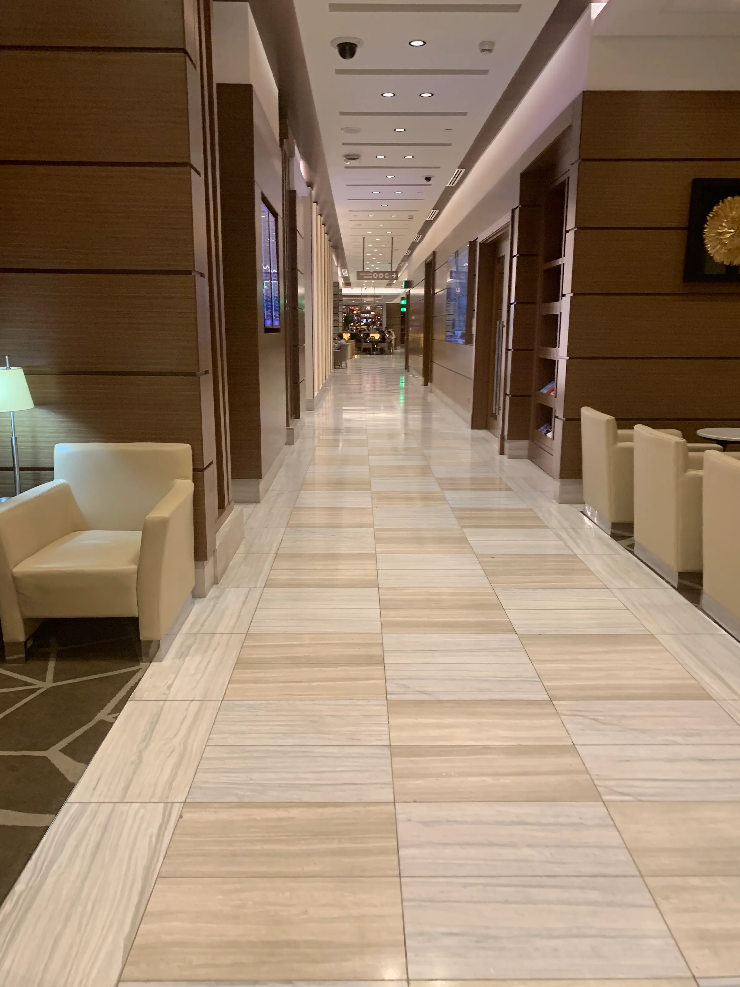 Lounge mit Sesseln und Holzwänden