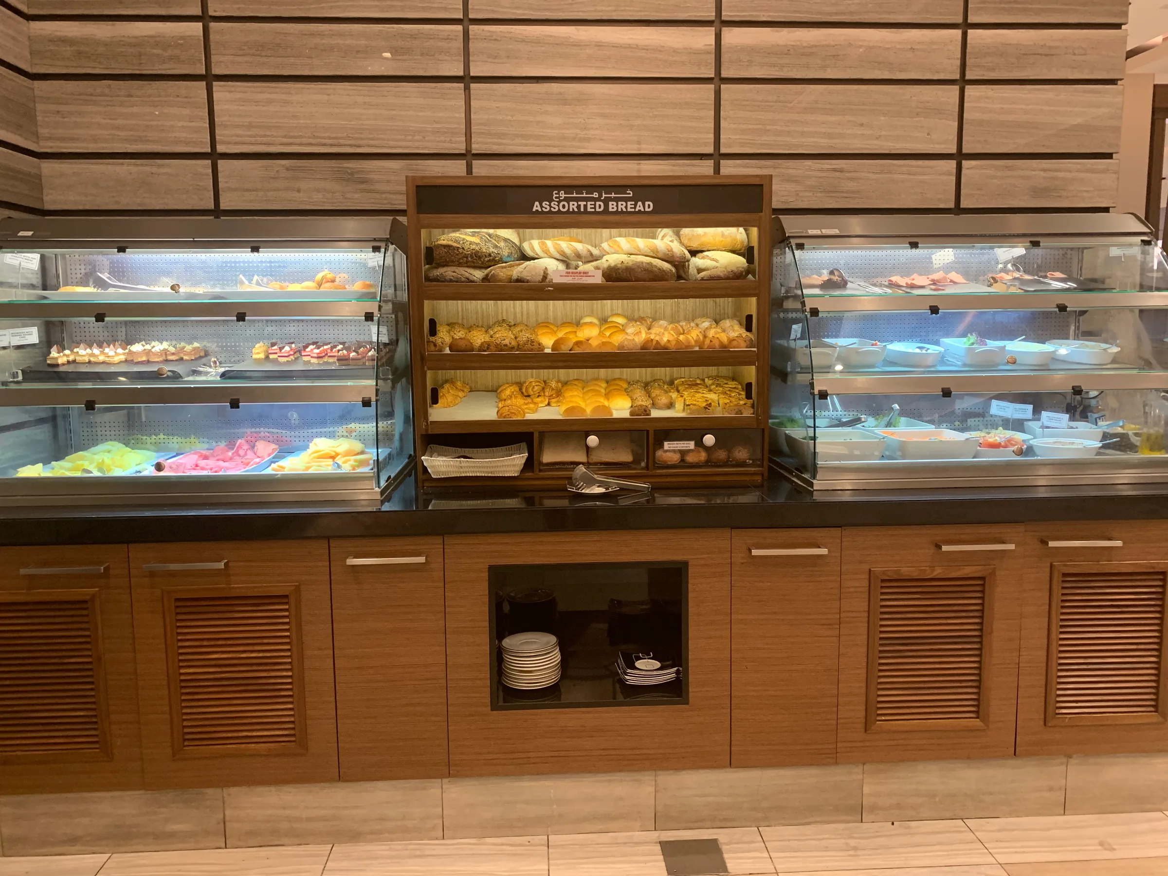 Brotregal mit verschiedenen Brotsorten und Kuchen in einer Lounge