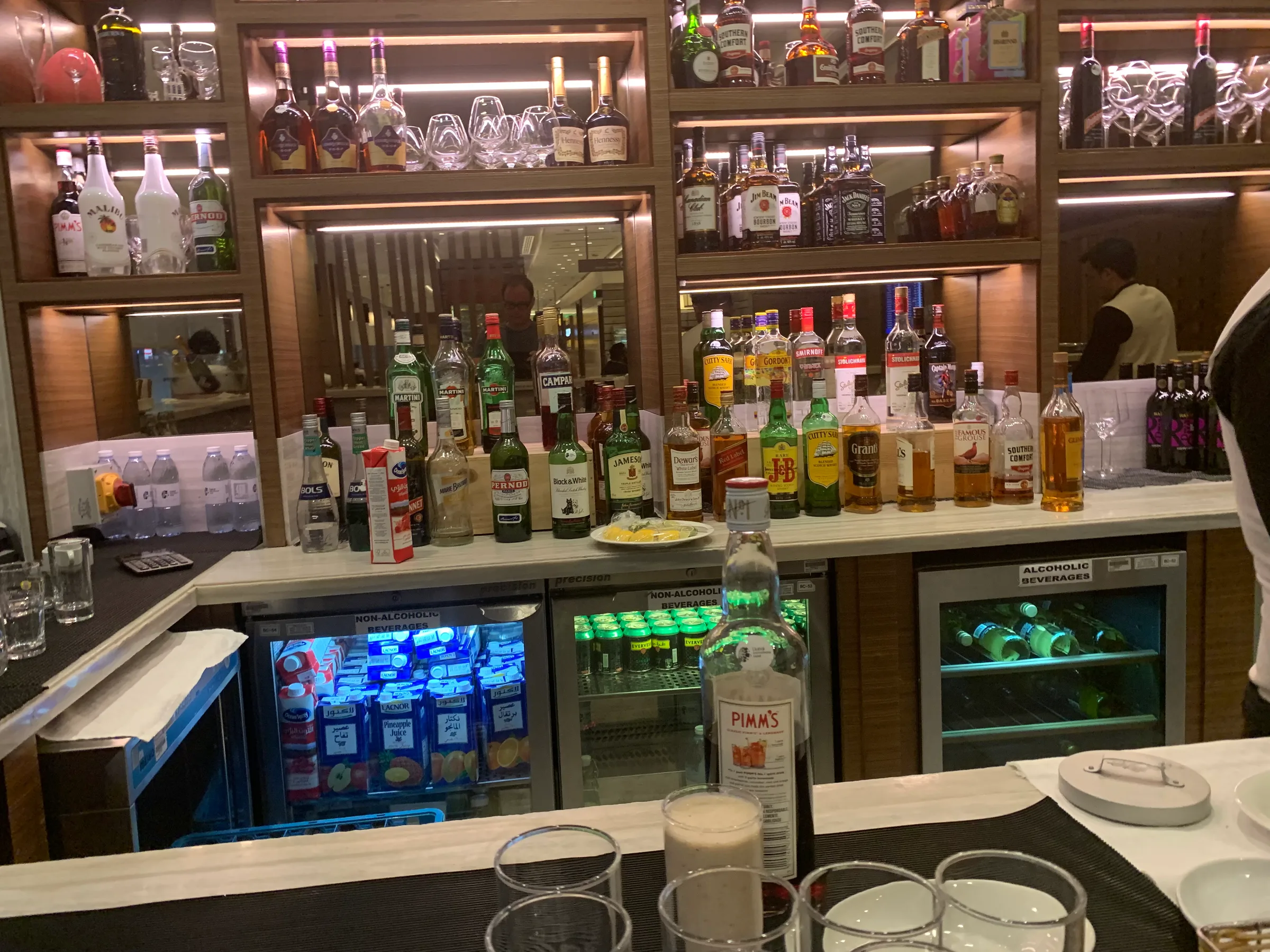 Bar im Business Class Lounge mit Flaschen und Getränkeautomaten