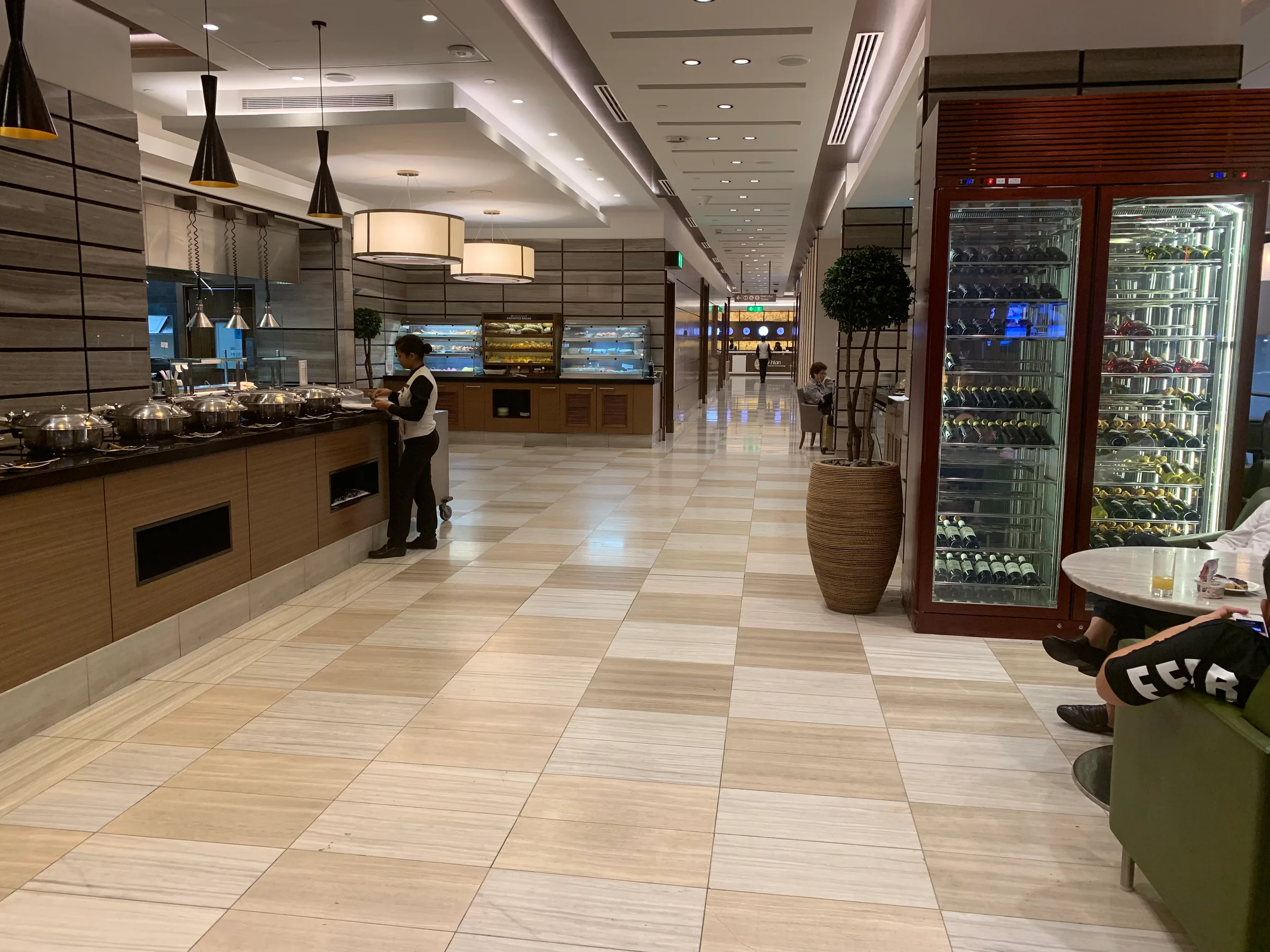 Business Class Lounge mit Kaffeebar und Getränkekühlschränken