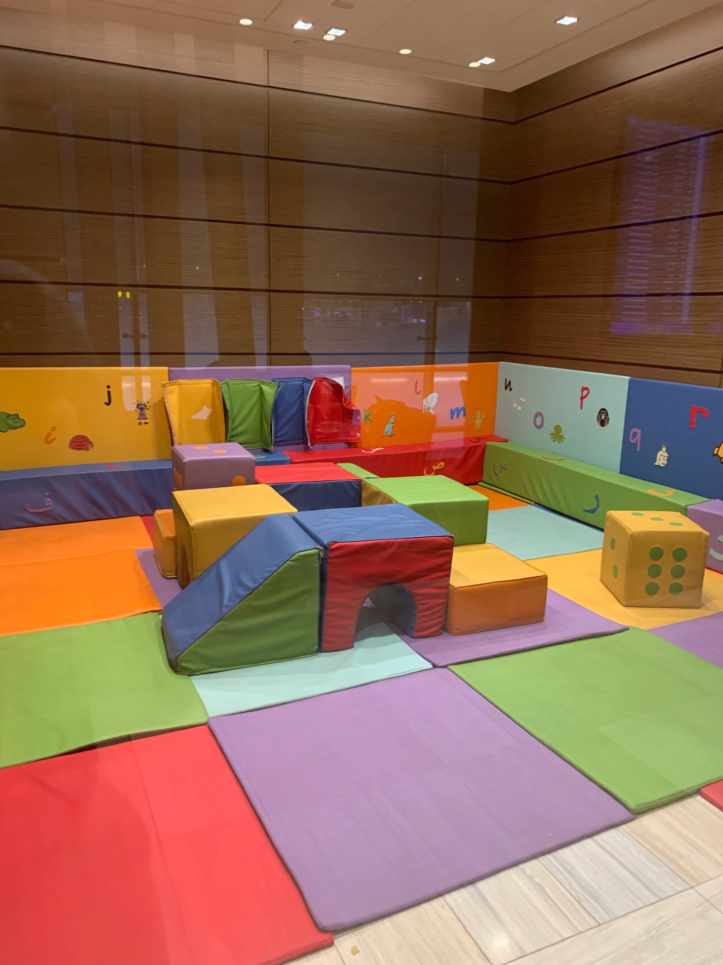 Kinderspielbereich mit bunten Kissen und Spielzeugen