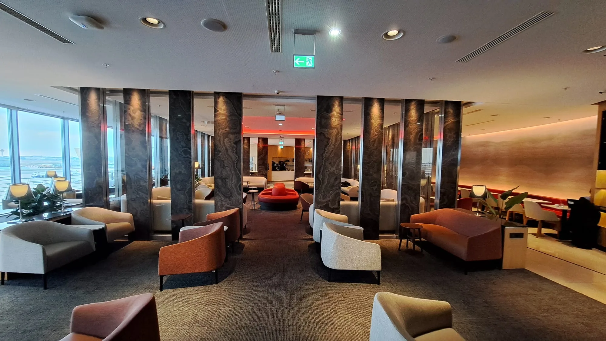 Lounge mit Sesseln und Marmorsäulen im Flughafen Frankfurt