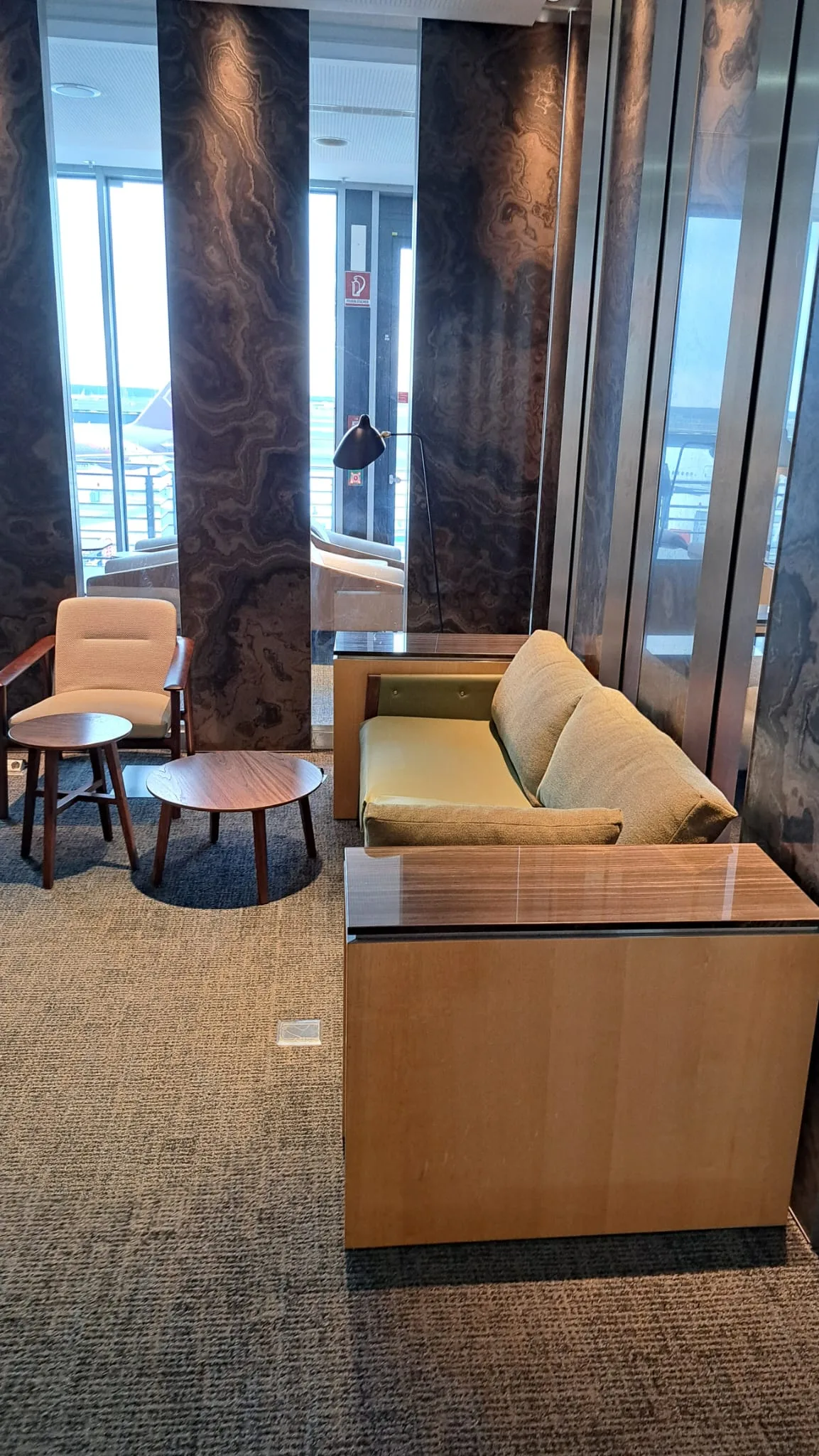 Lounge mit Sesseln und Couch in neutralen Farben