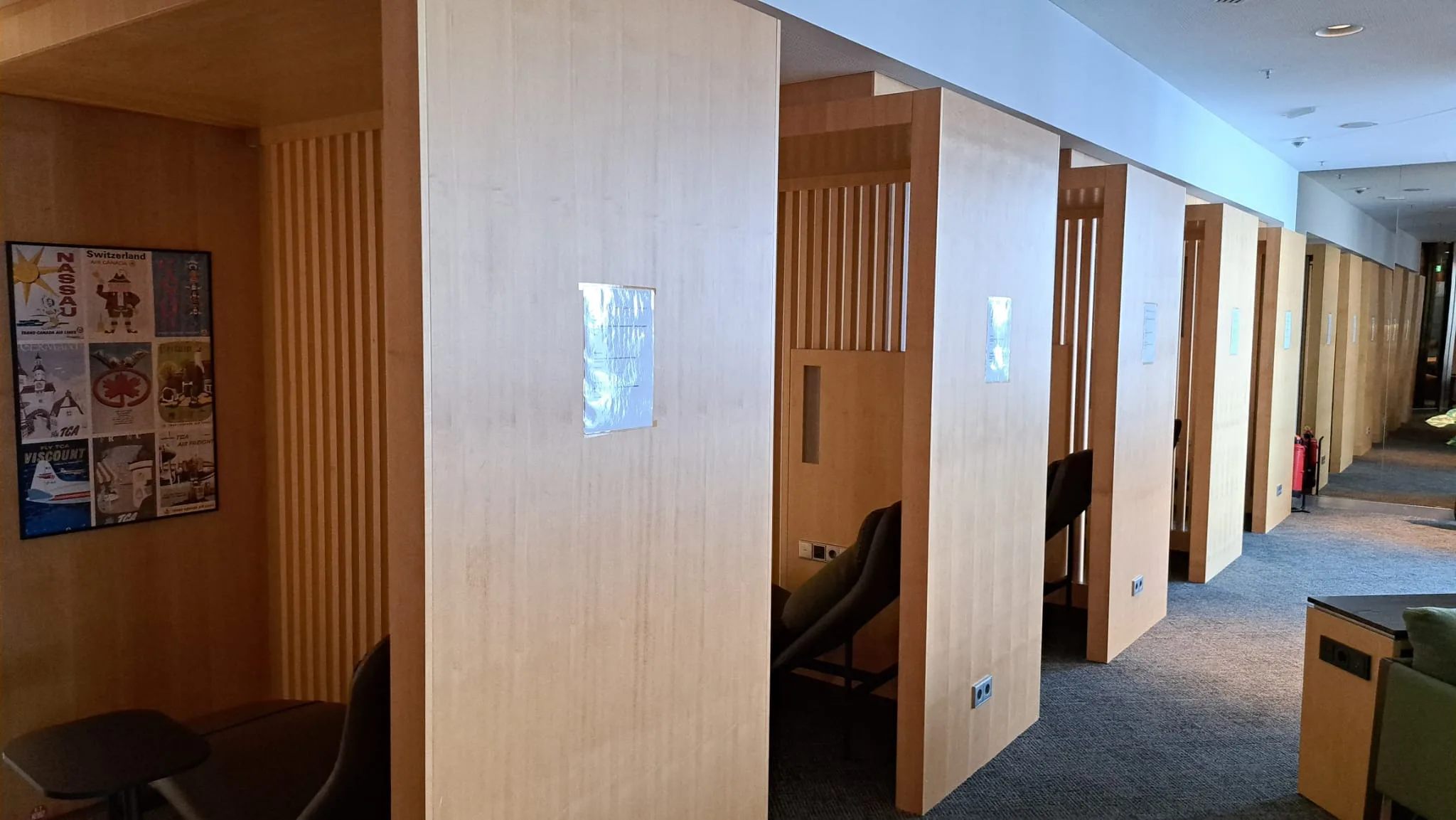 Holzgetrennte Sitznischen in einem Flughafenlounge