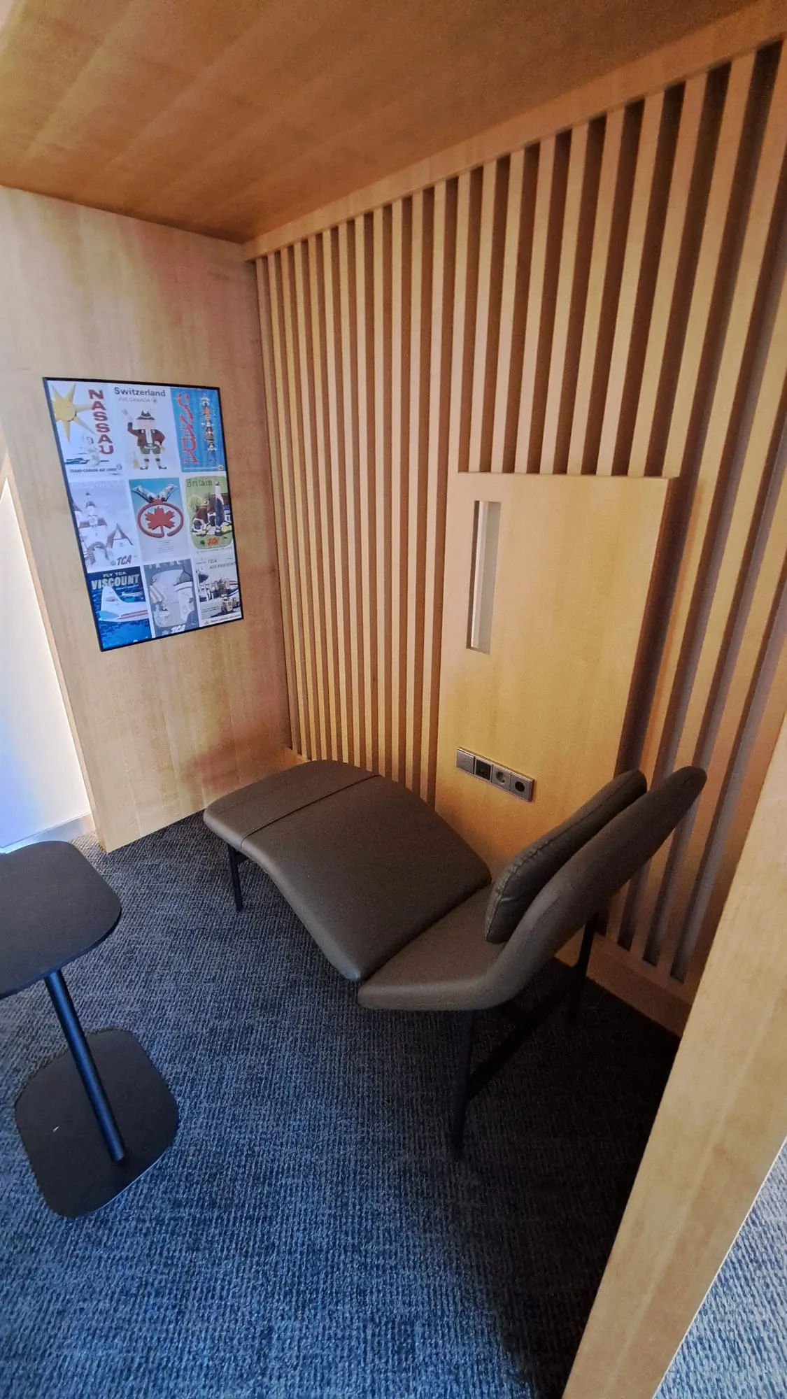 Holzgestaltung mit Sitzmöbeln und Poster an der Wand
