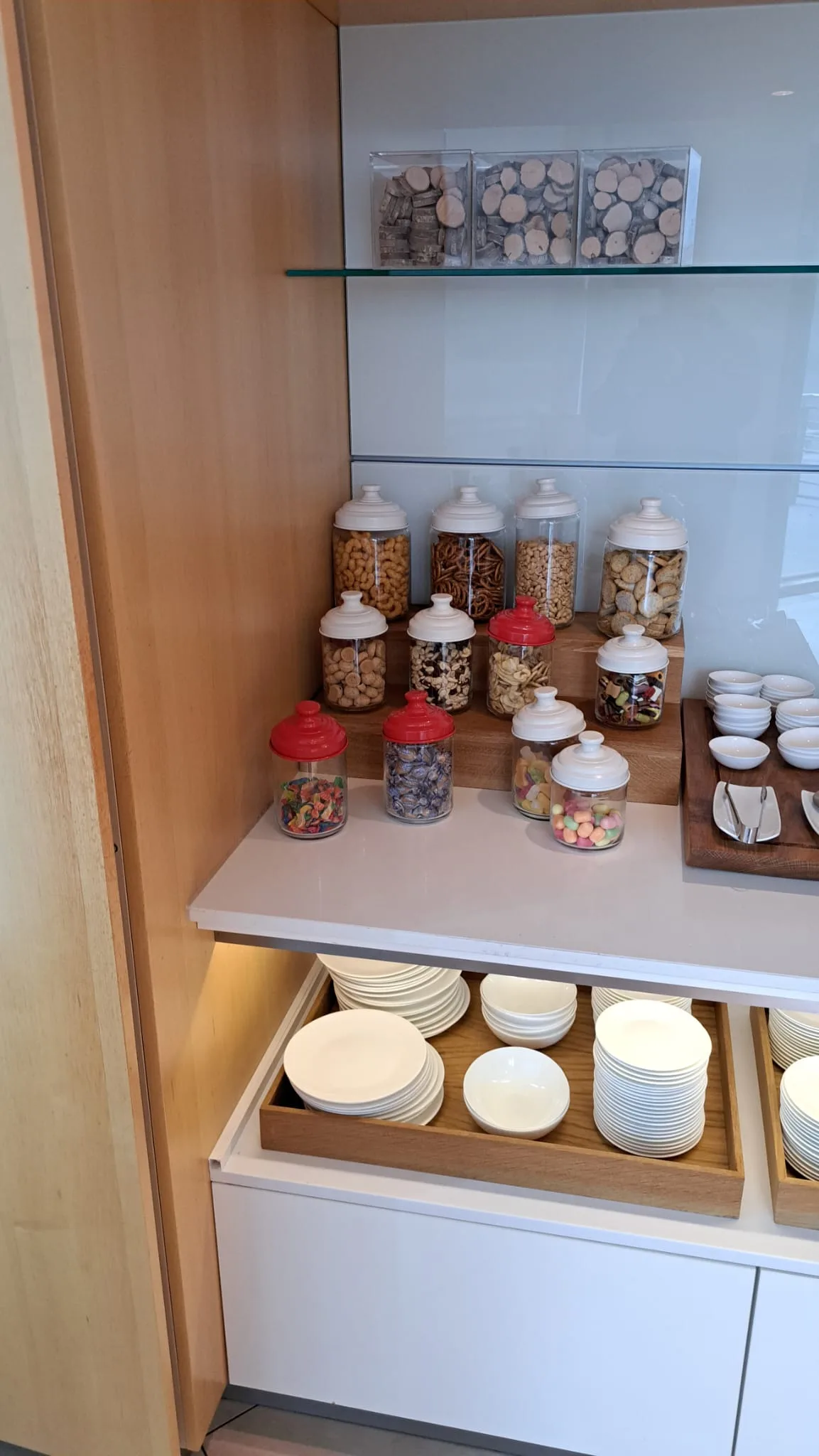 Lounge-Snackschrank mit Keksen, Nüssen und Süßigkeiten