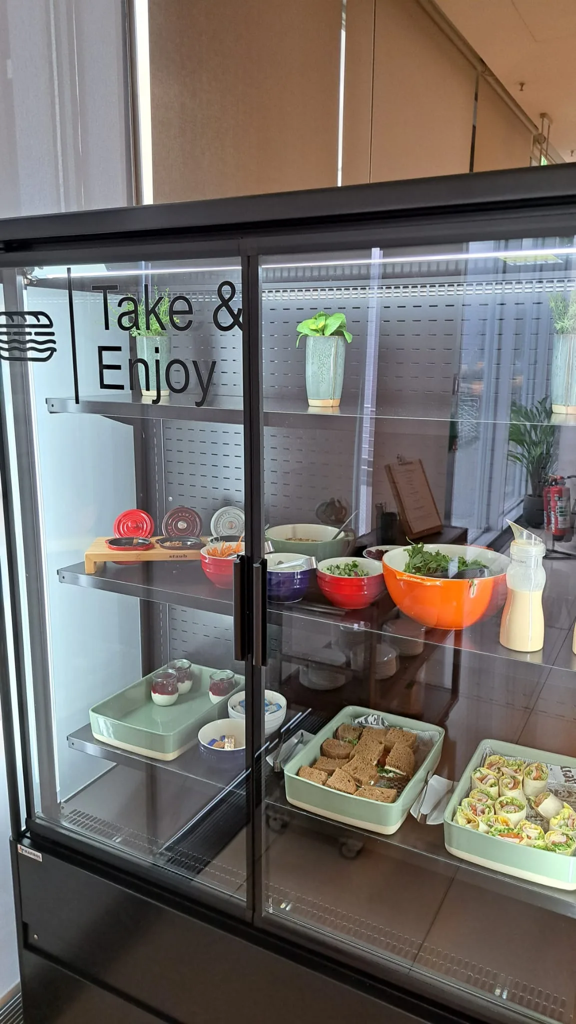 Essensbuffet im Flughafenlounge mit verschiedenen Gerichten und Salaten