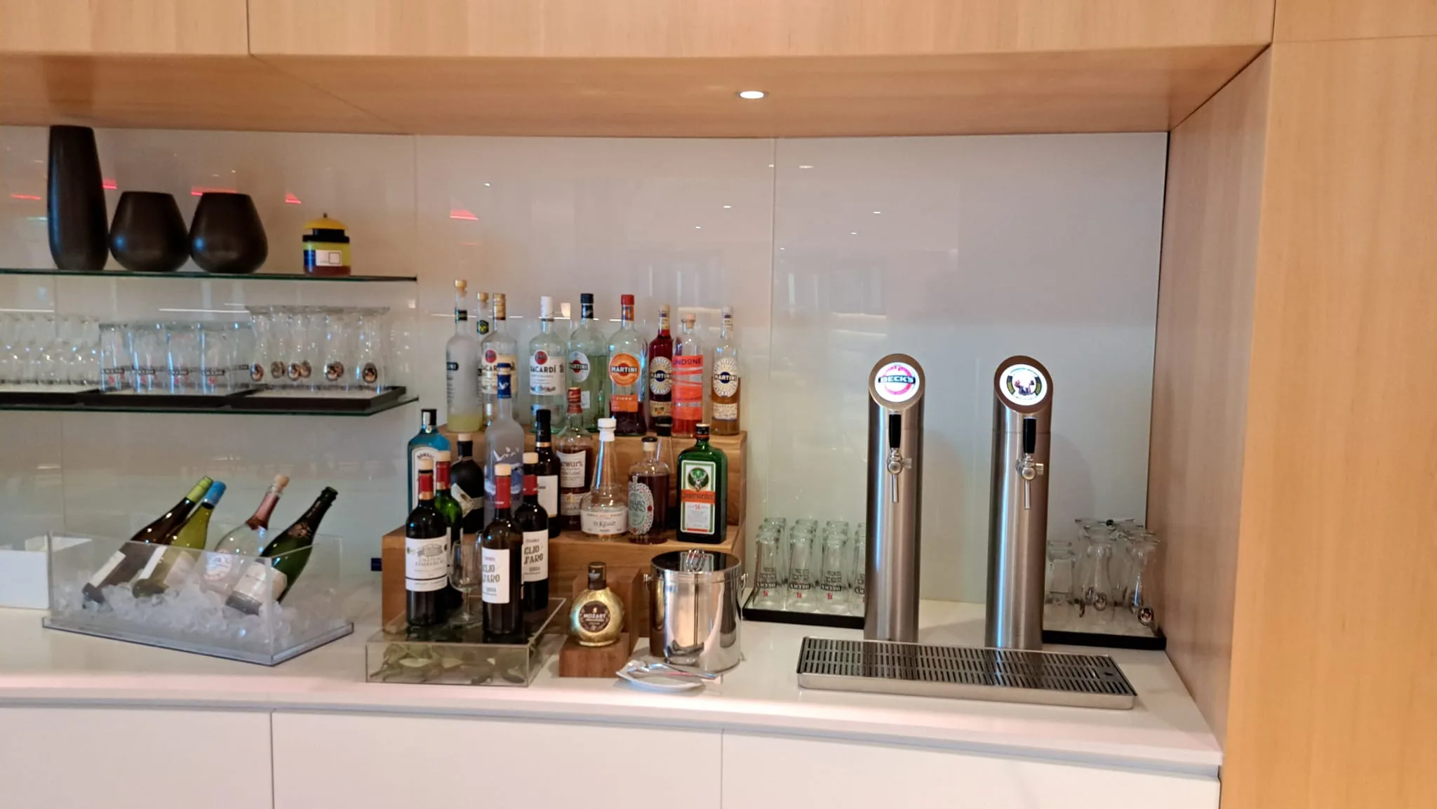 Bar mit Flaschen und Zapfhähnen im Flughafenlounge