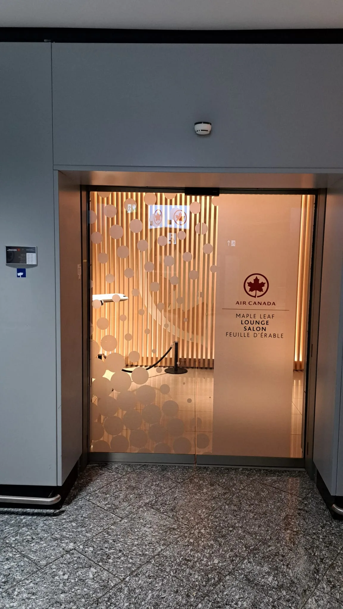 Eingang zur Air Canada Maple Leaf Lounge am Flughafen Frankfurt