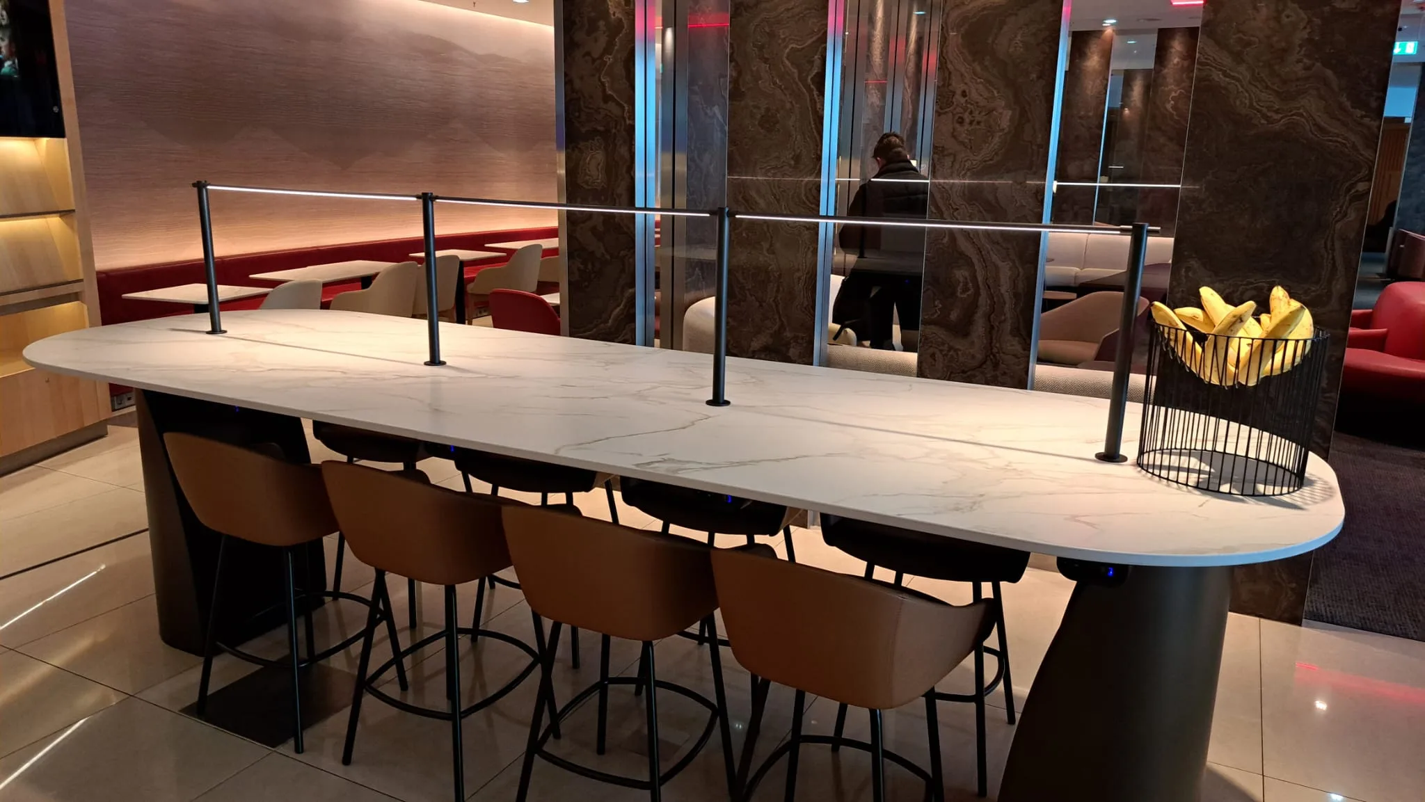 Lounge-Tisch mit Stühlen und Bananenkorb