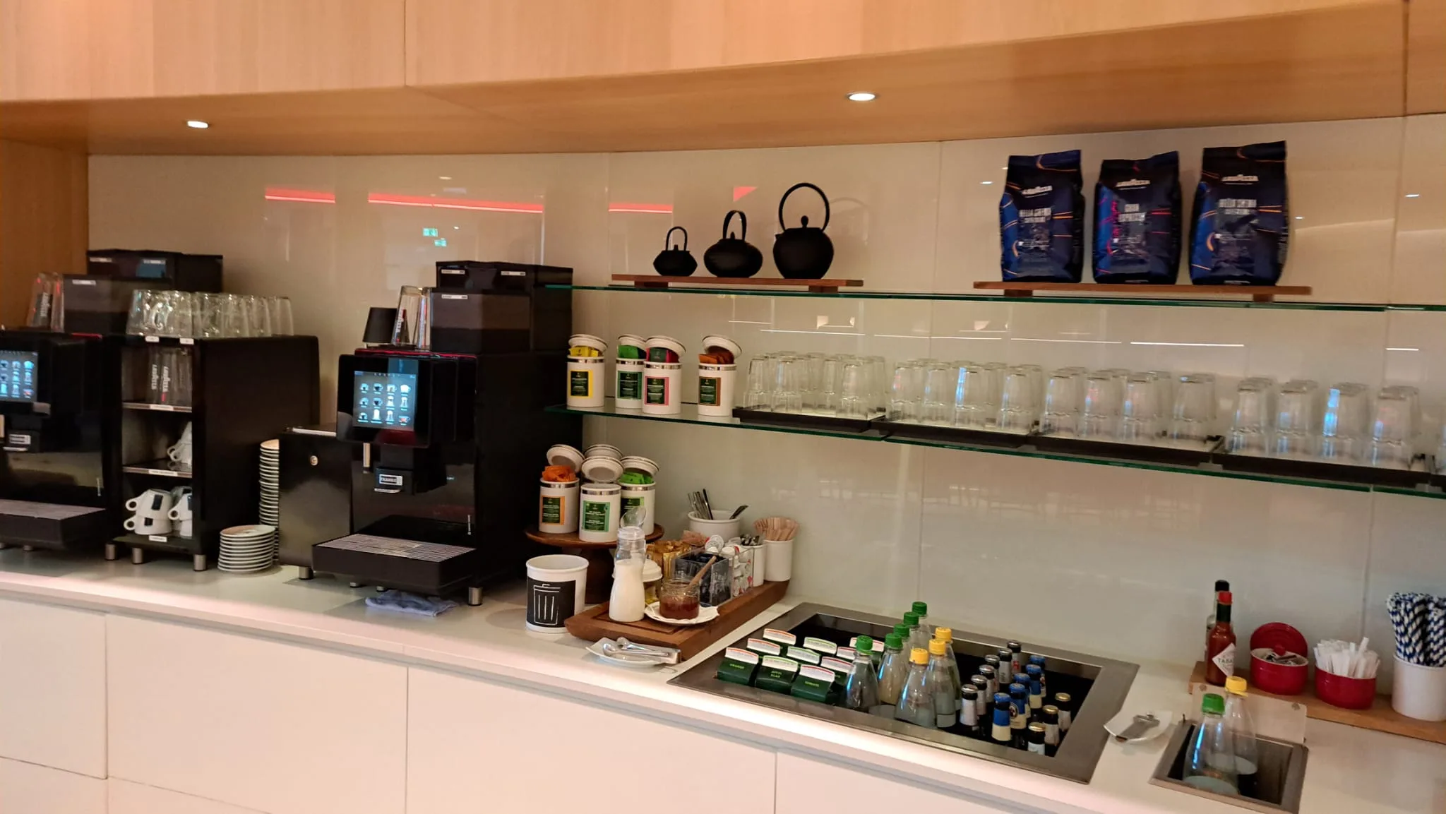 Kaffeebar im Flughafenlounge mit Kaffeemaschine und Getränkebehältern