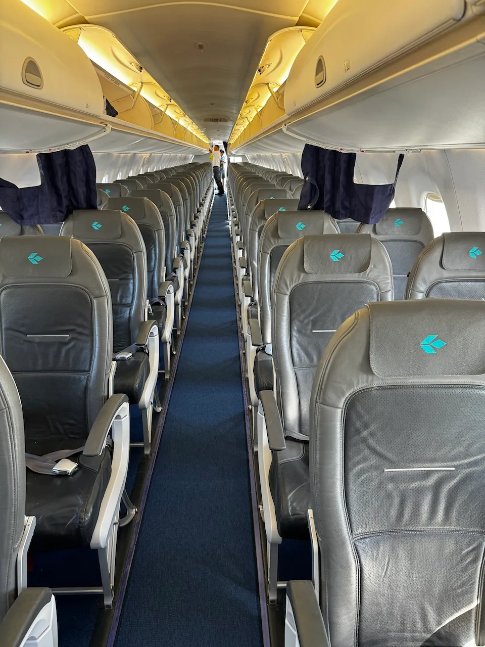 Business Class-Sitze in Flugzeug mit Kopfstützen und Gepäckfächern