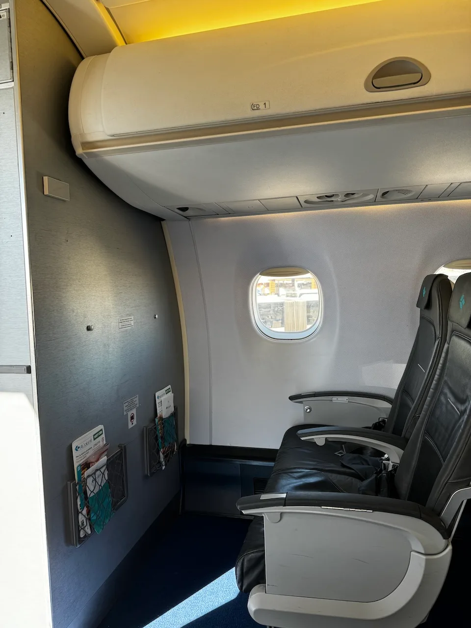 Business Class Sitz im Flugzeug mit Fenster und Armlehne