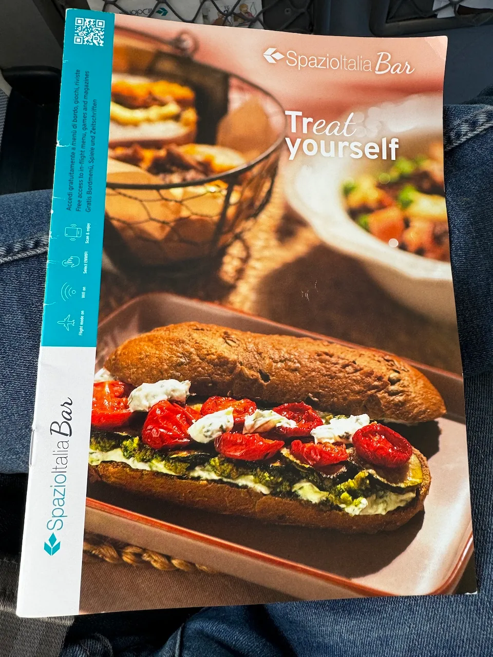 Speisekarte mit Sandwich und Text 'Treat yourself'
