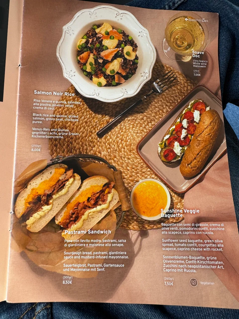 Speisekarte mit Salzmaennchen-Risotto und Sonnenblumen-Veggie-Baguette