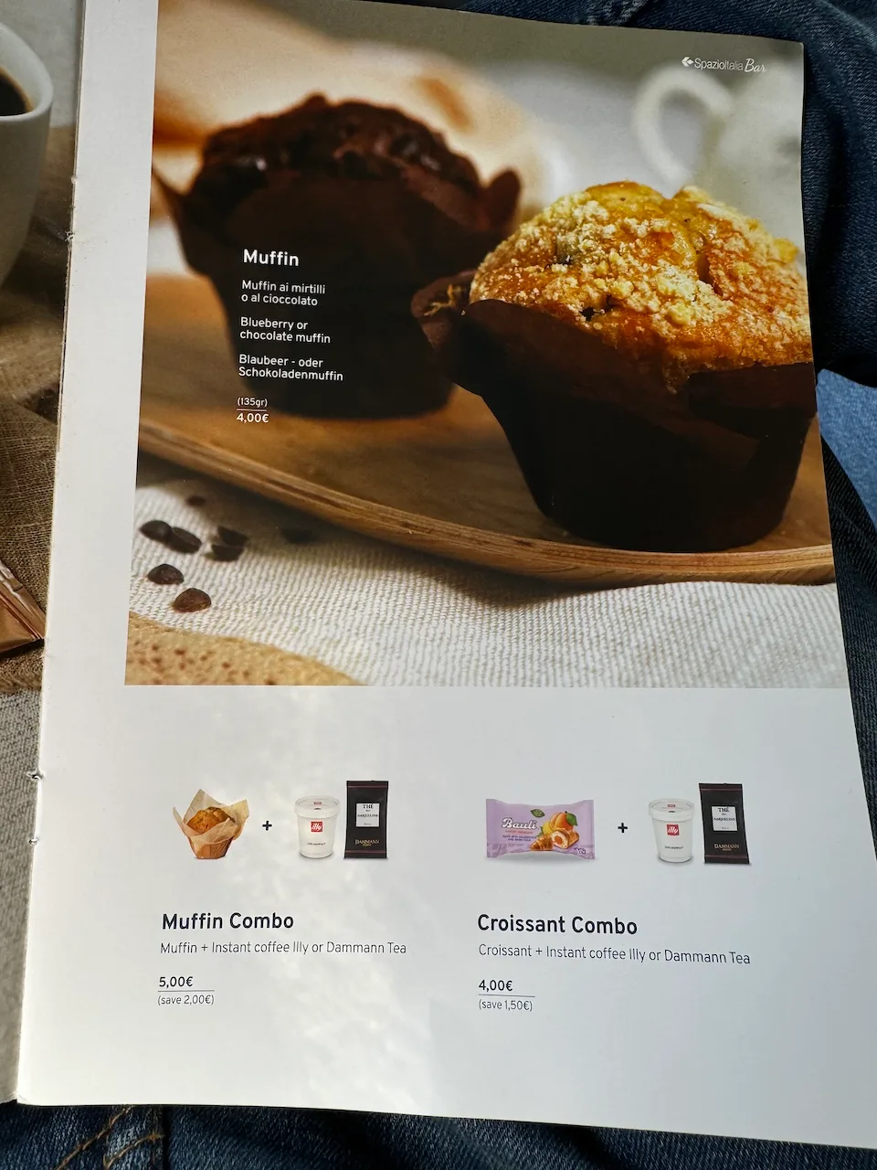 Menüblatt mit Muffins und Kaffeeoptionen