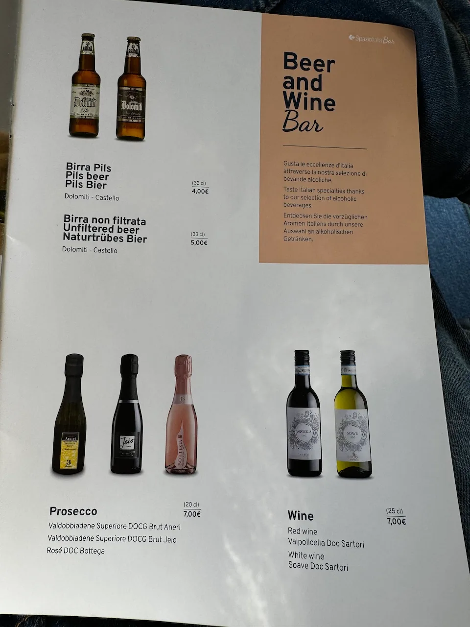 Getränkekarte mit Bier und Weinangebot