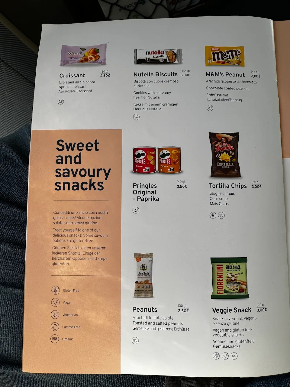 Snacks-Menü mit Croissant, Nutella-Biskuits und anderen Süßigkeiten