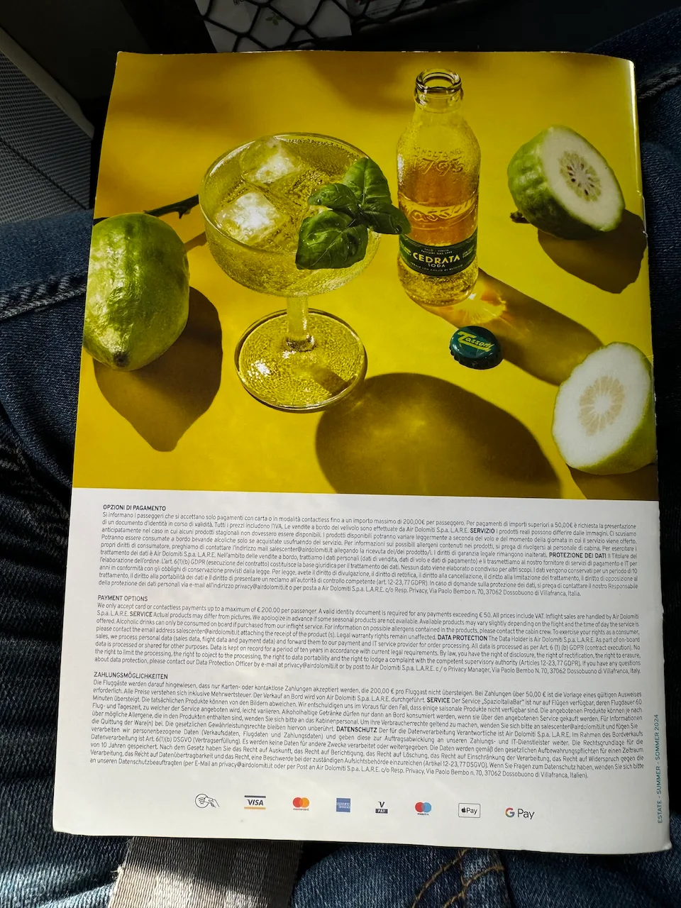 Getränke und Früchte auf gelbem Hintergrund