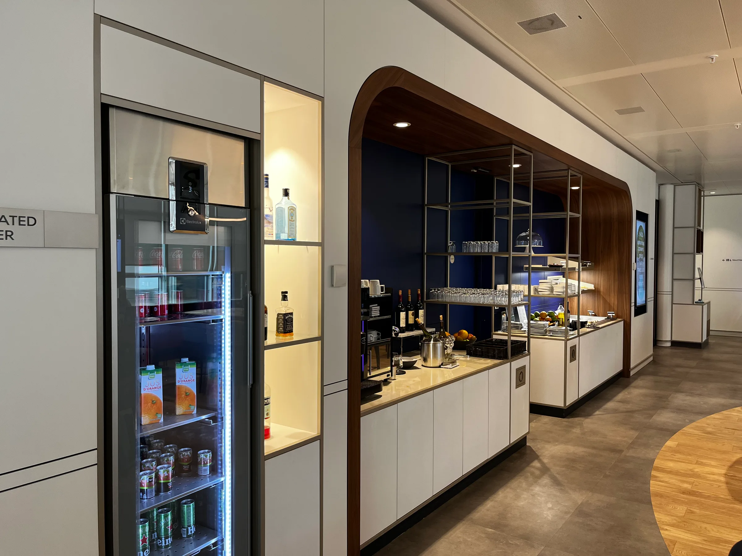 Kühlschrank mit Getränken und Snacks in Loungesektor