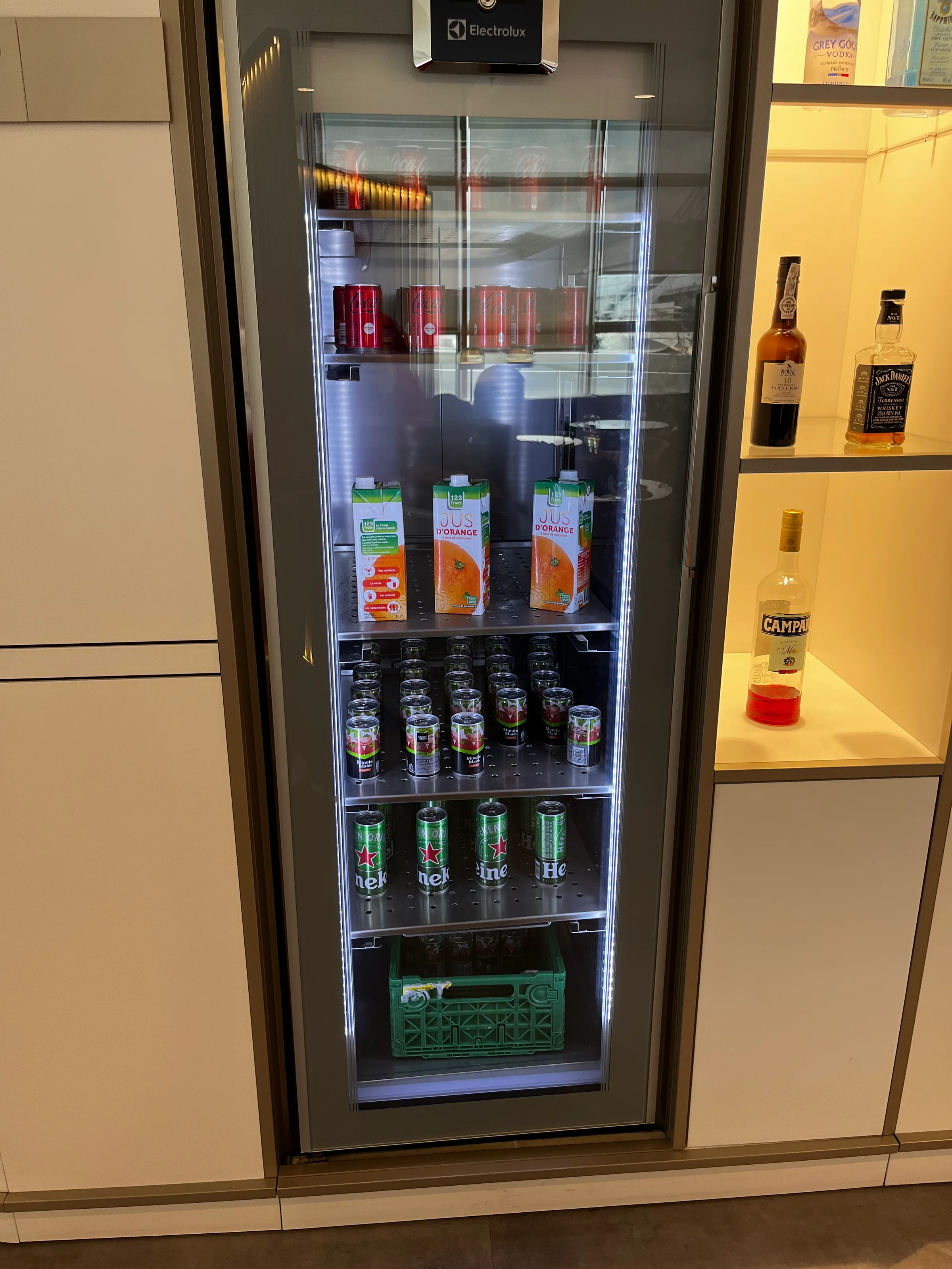 Getränkekühlschrank mit verschiedenen Getränken und Flaschen