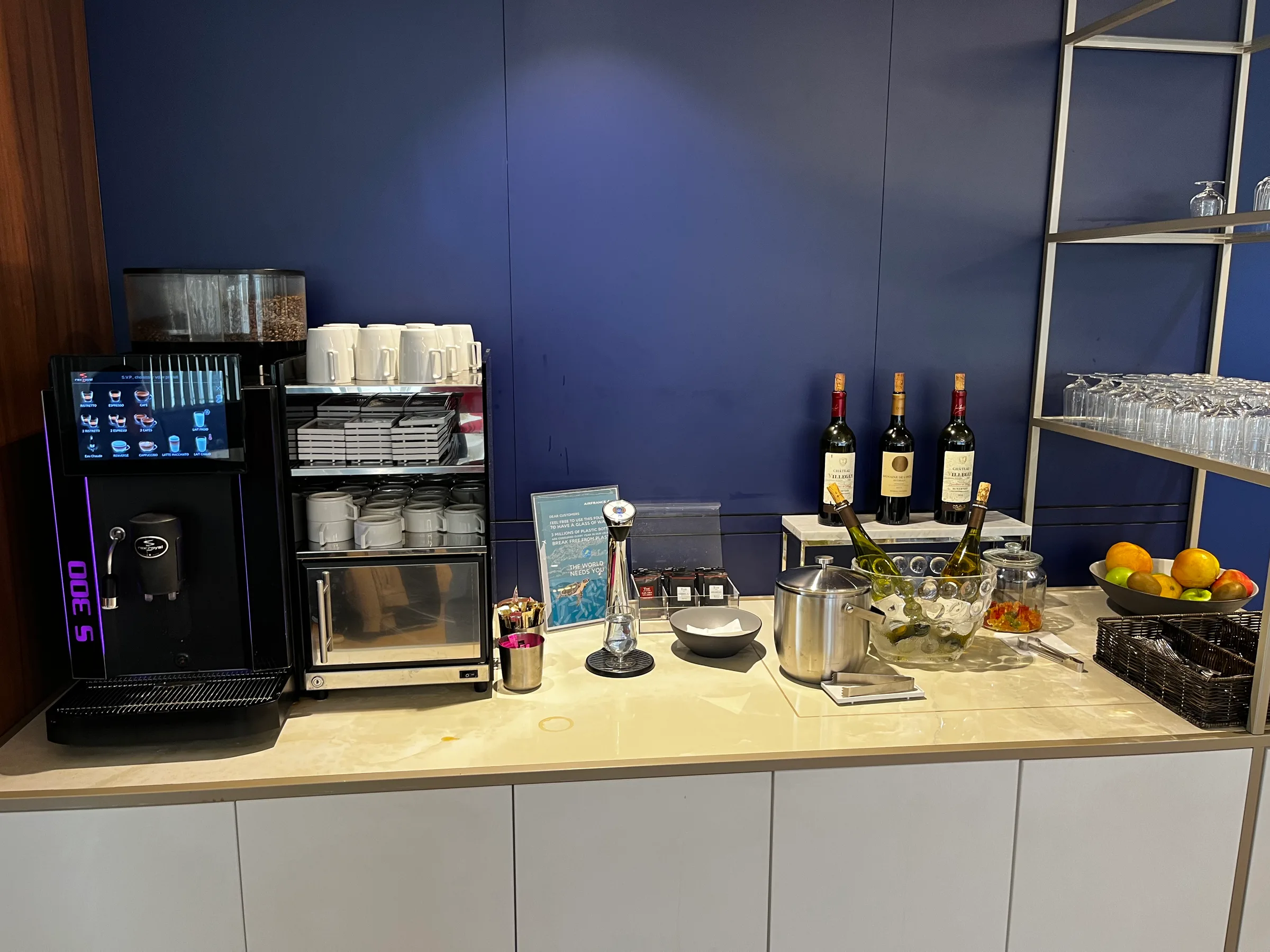 Kaffeevollautomat und Getränkeauswahl im Loungeservice