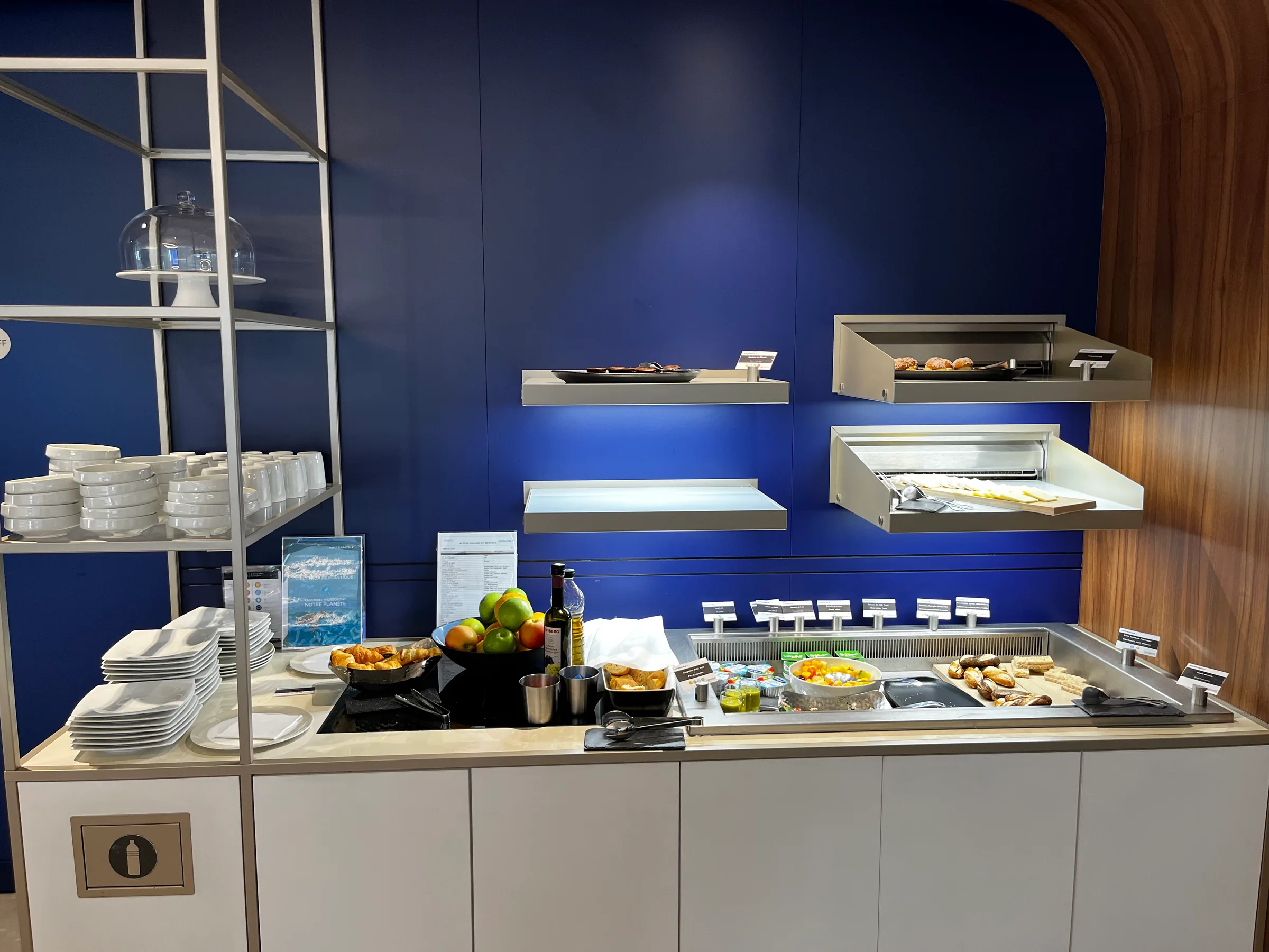 Buffet mit Obst, Brot und Getränken im Flughafenlounge