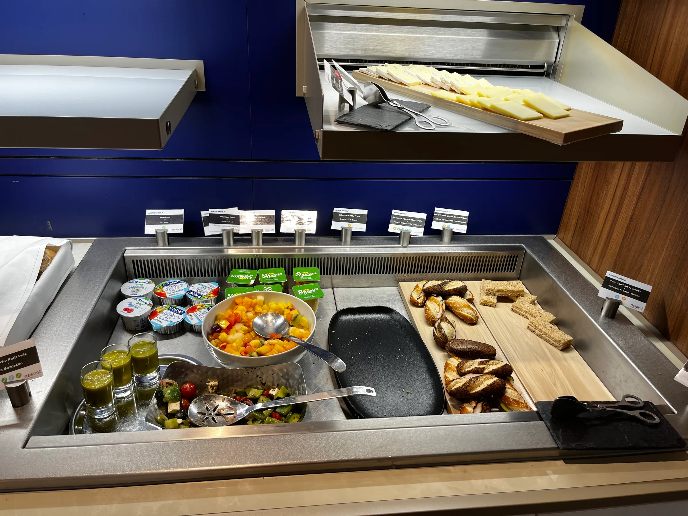 Buffet mit Obstsalat, Käse und Brot in einer Lounge