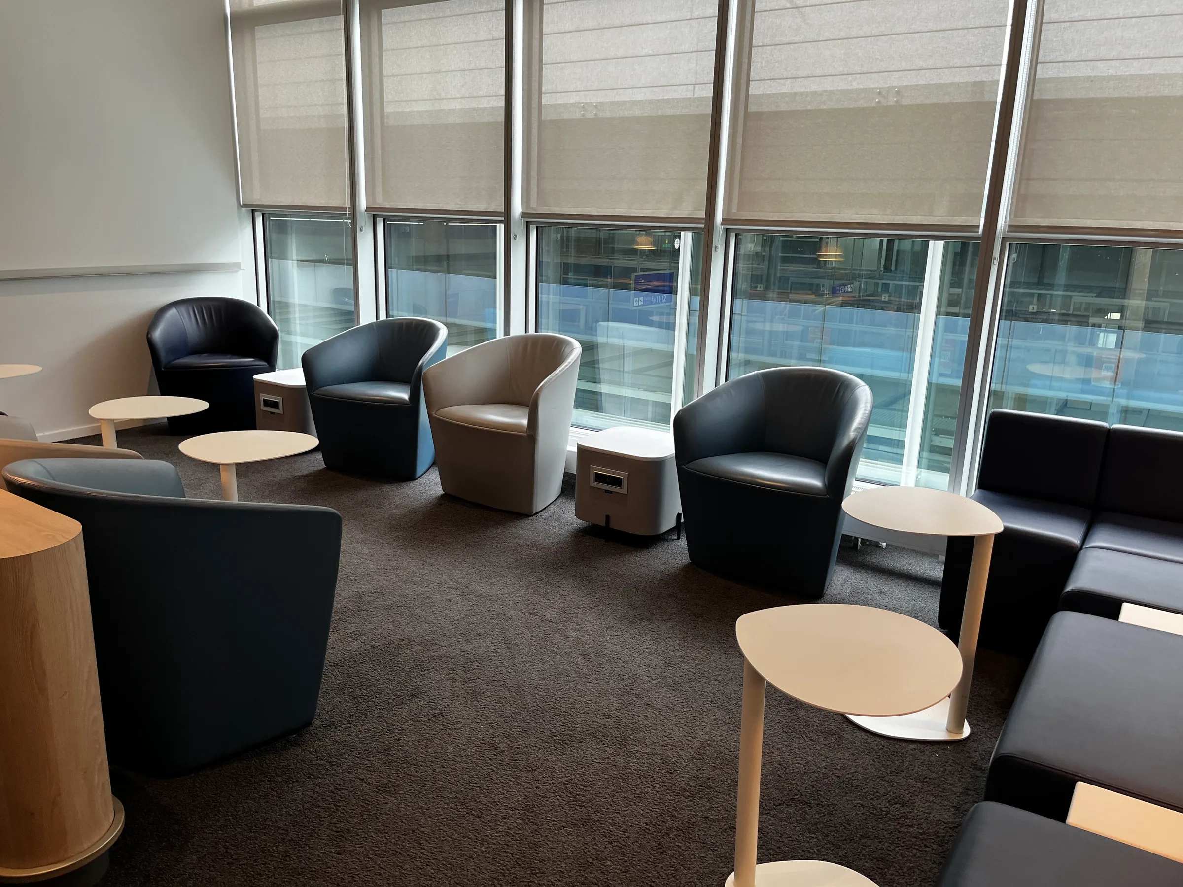 Lounge mit Sesseln und Couchen vor Fenstern