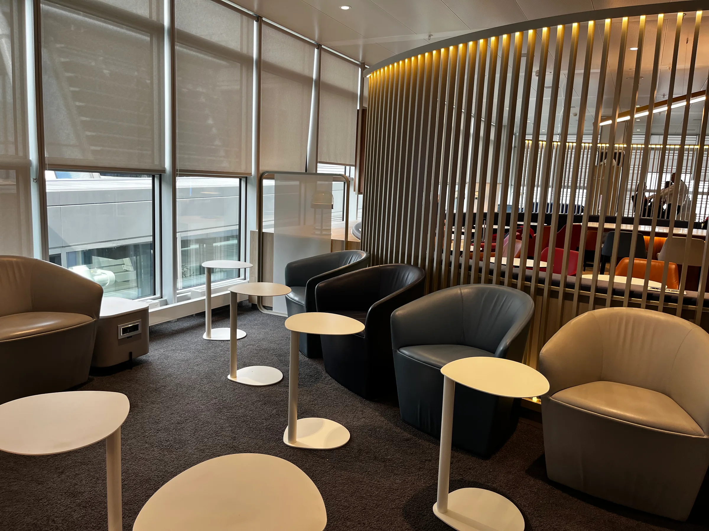 Lounge mit Sesseln und Tischen in modernem Design