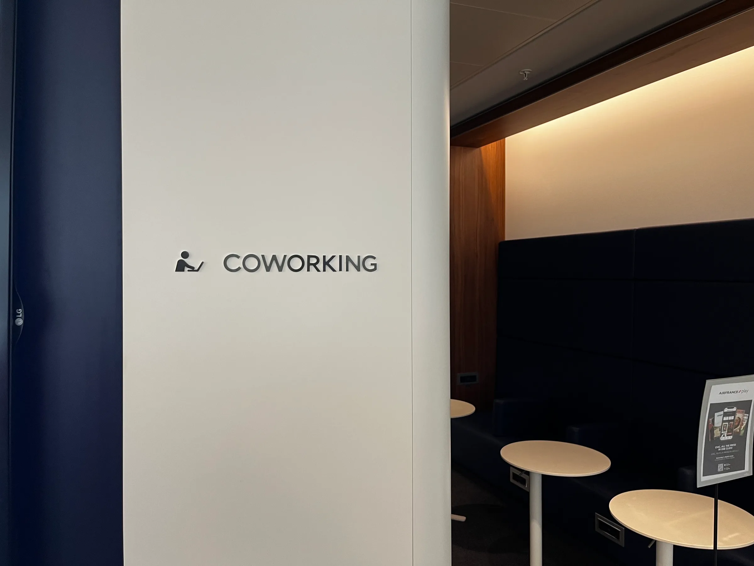 Coworking-Zone mit Sitzgelegenheiten und Tischen