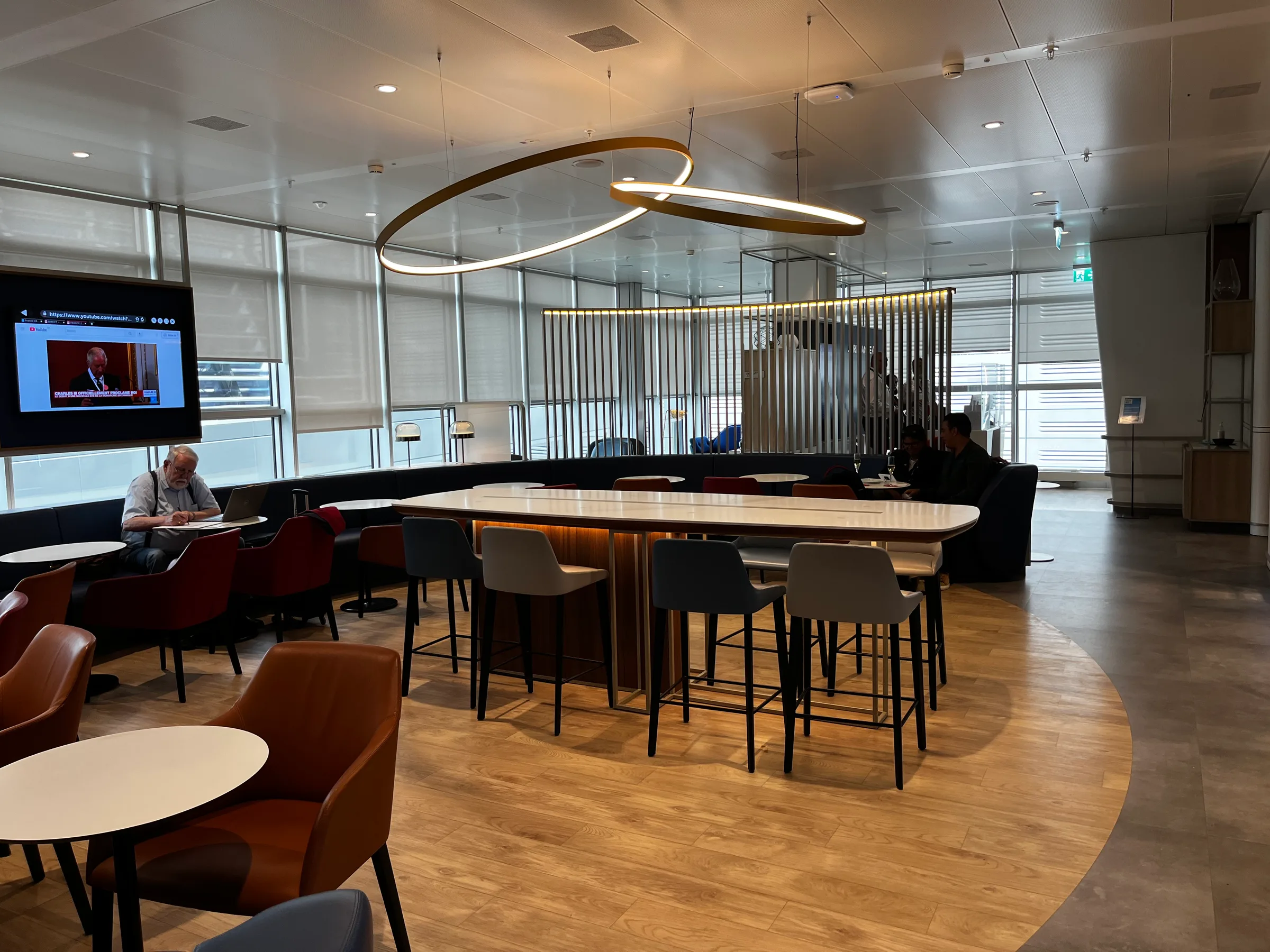 Lounge mit Barhockern und Sesseln im Flughafen
