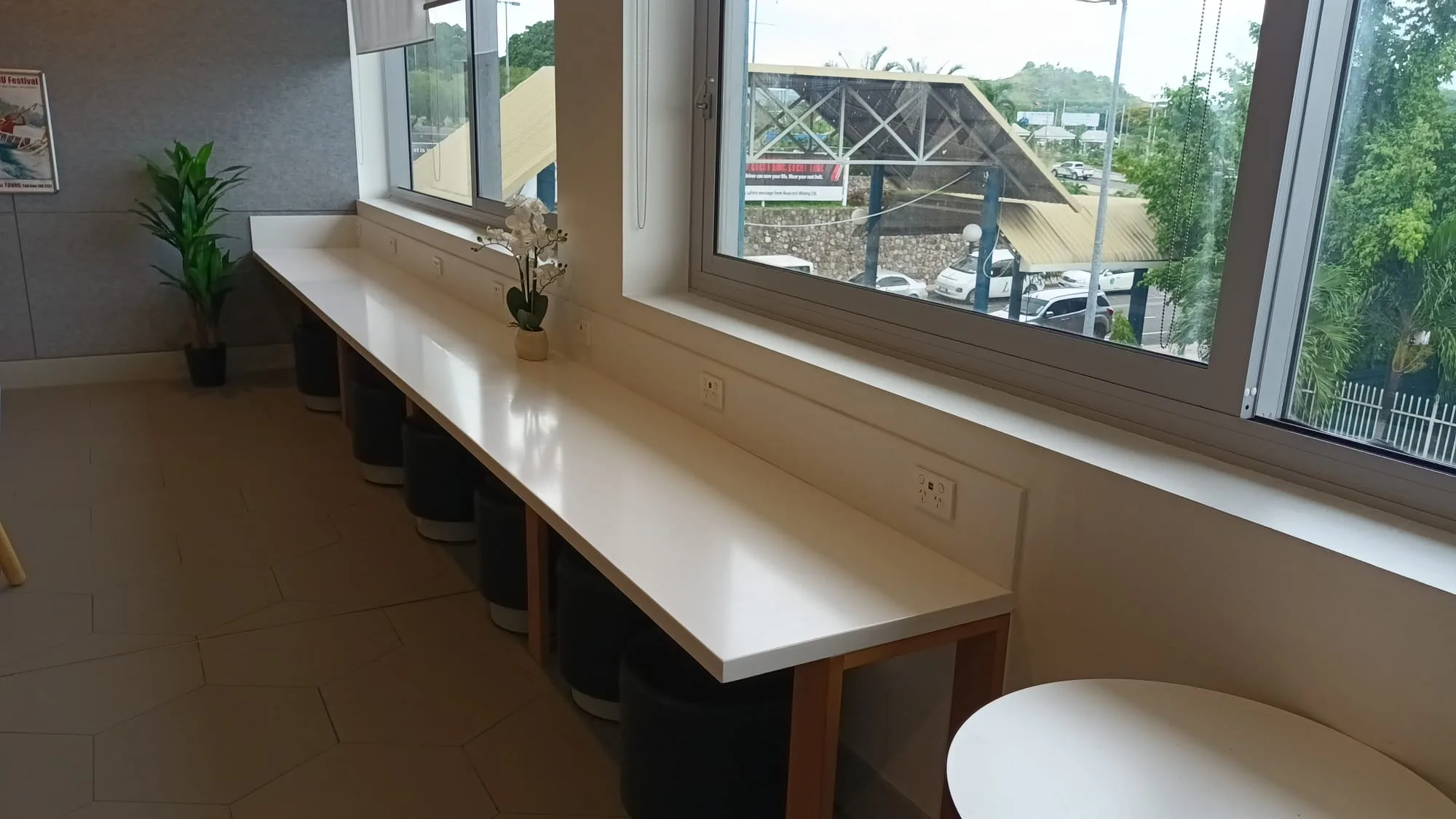 Lounge mit Tischen und Stühlen am Fenster