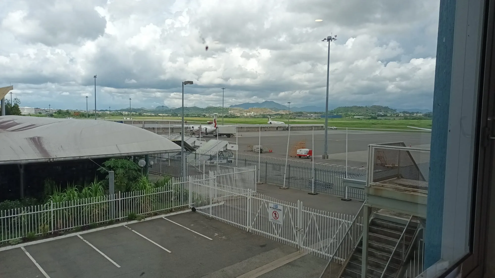 Vorfeld mit Flugzeugen und Gepäckkarren — die Aussicht