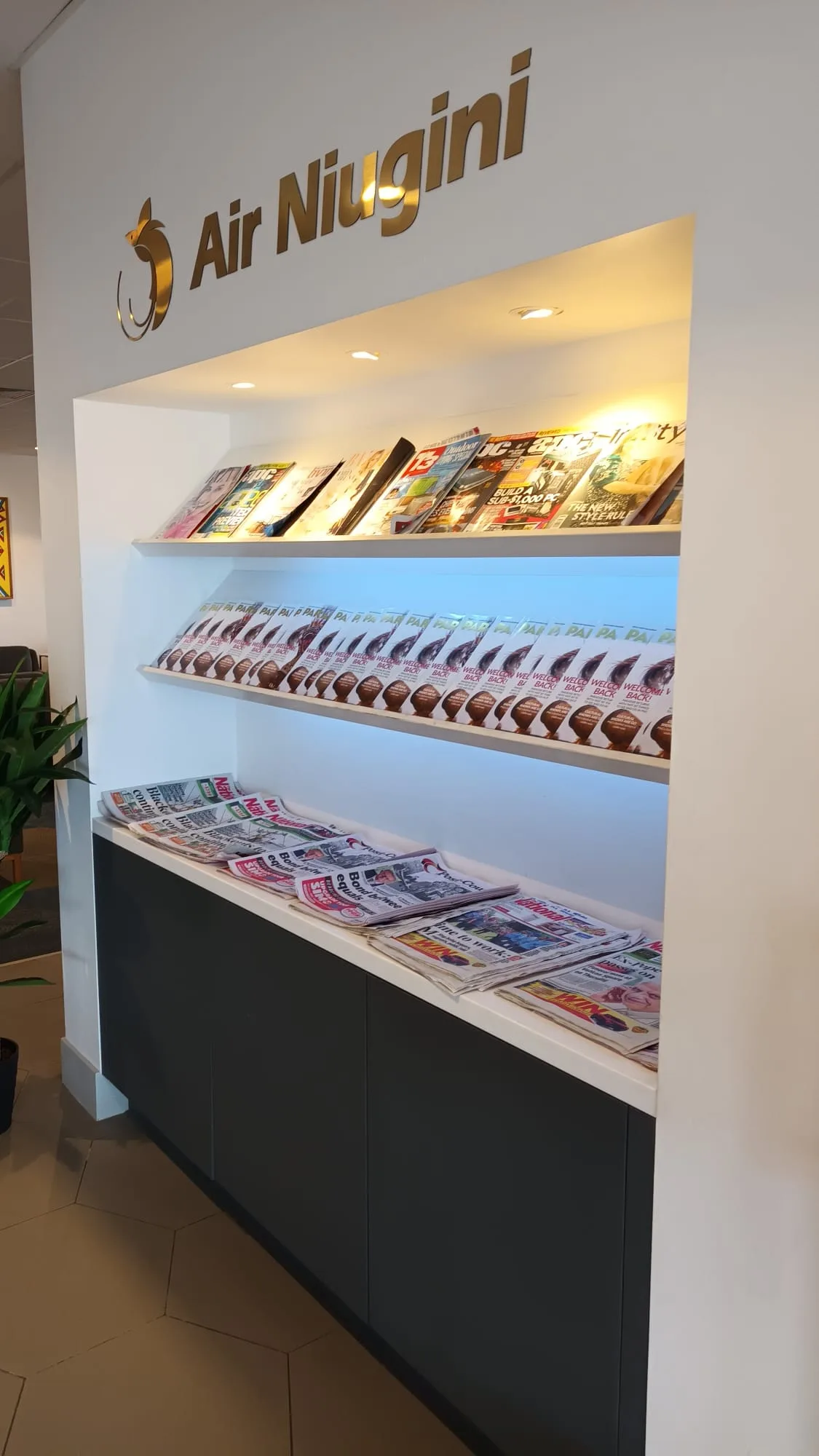 Zeitschriftenregal mit Flugzeitschriften und Tageszeitungen