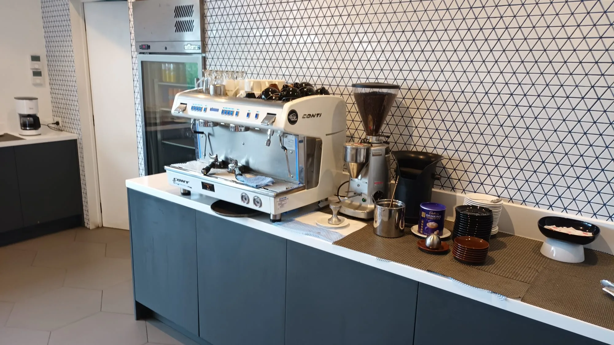 Kaffeebereich mit Espressomaschine und Kaffeemühle