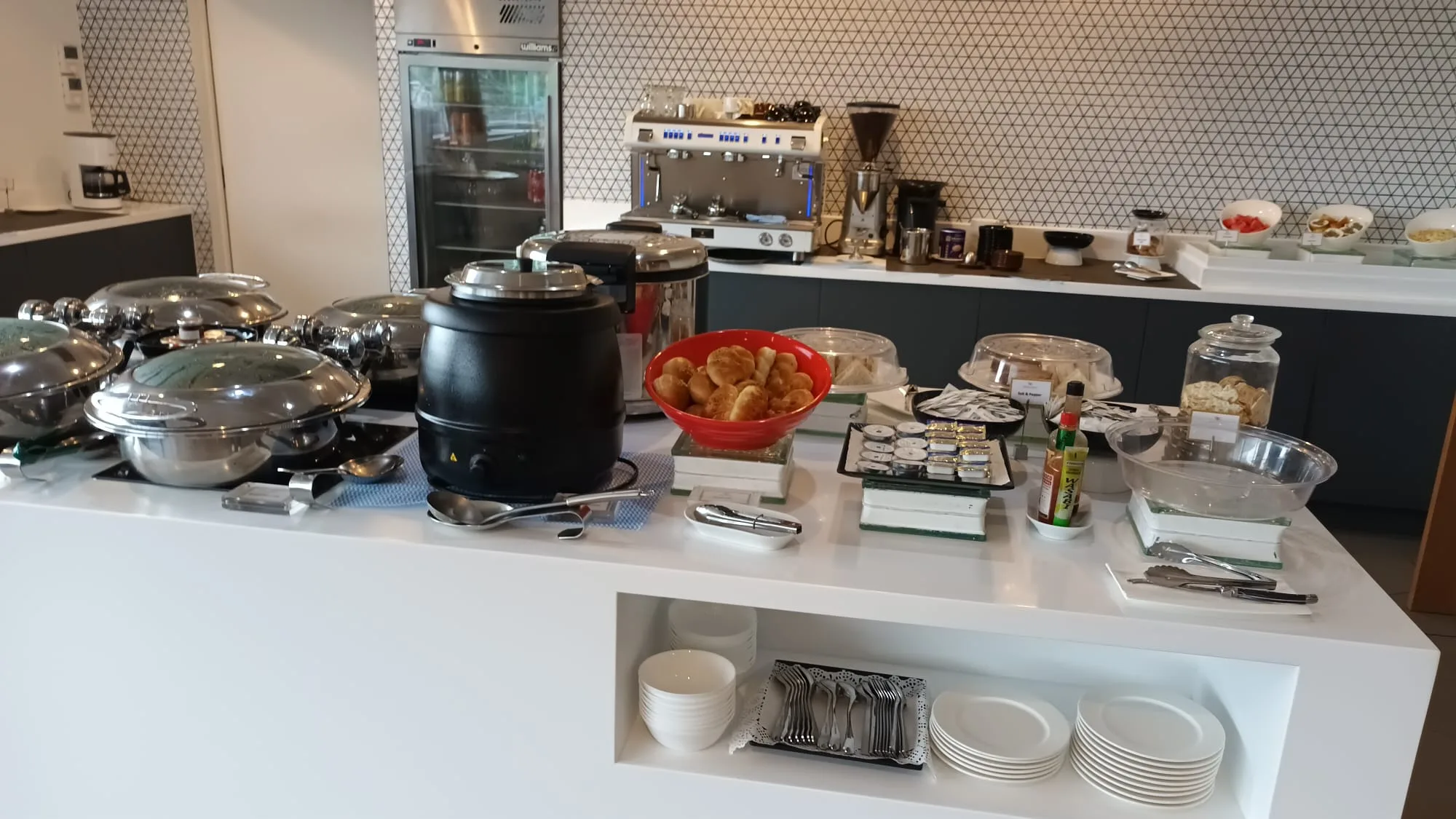 Buffet mit regionalen Speisen und Getränken