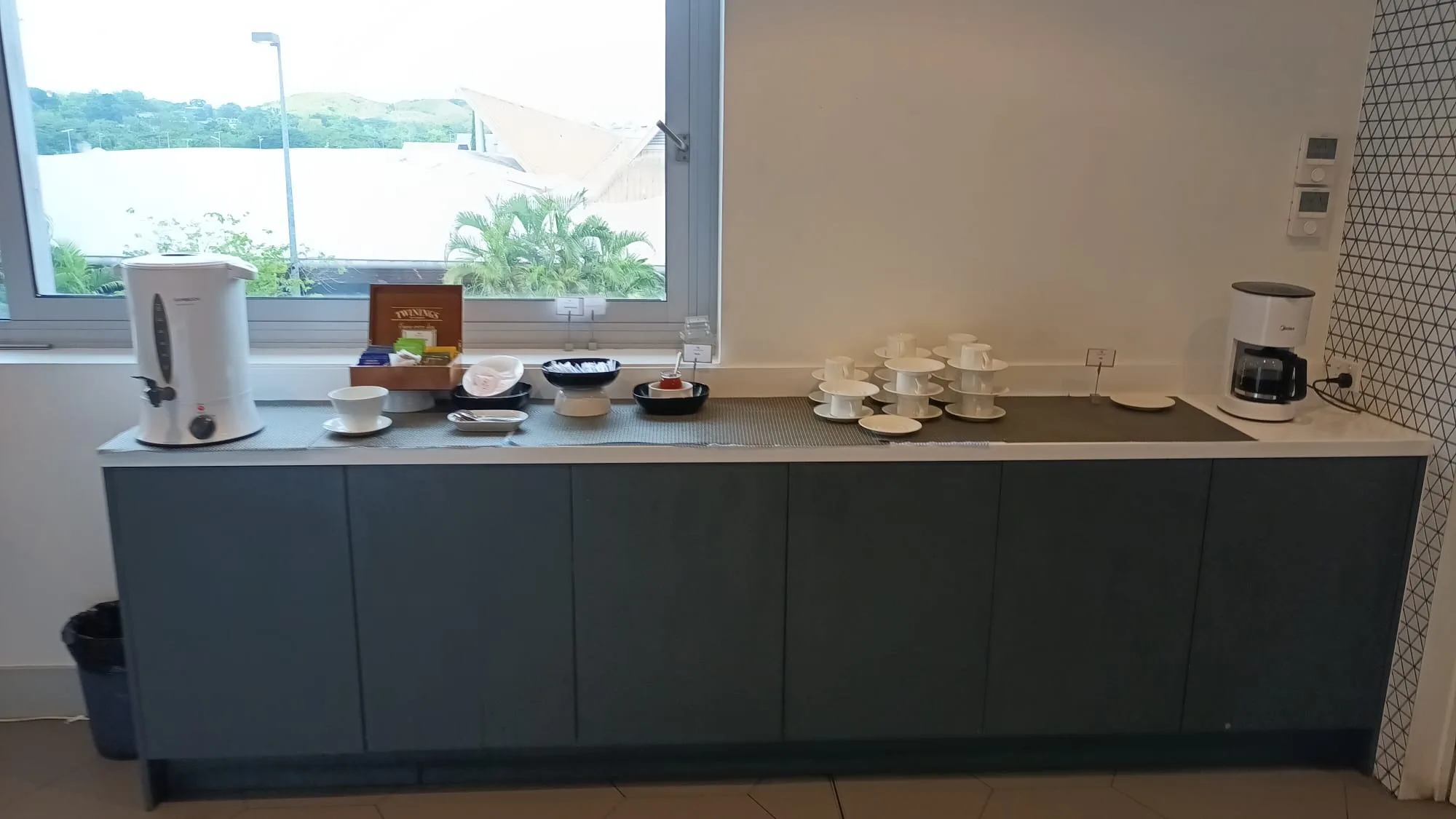 Küchentheke mit Geschirr und Kaffeemaschine